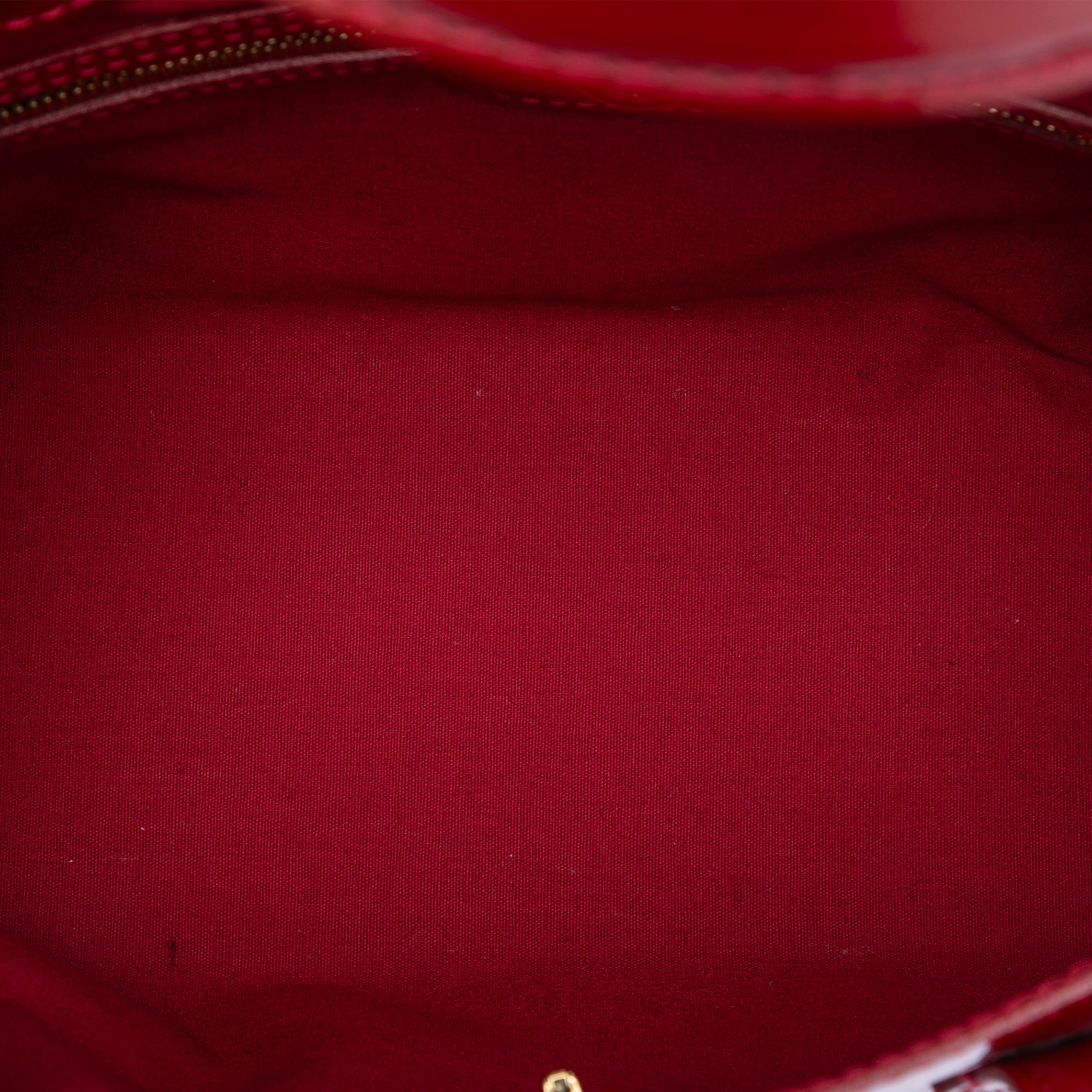 Louis Vuitton Monogram Vernis Wilshire Pm, från Luxclusif, i färgen red. Klicka för att öppna bilden i stort format