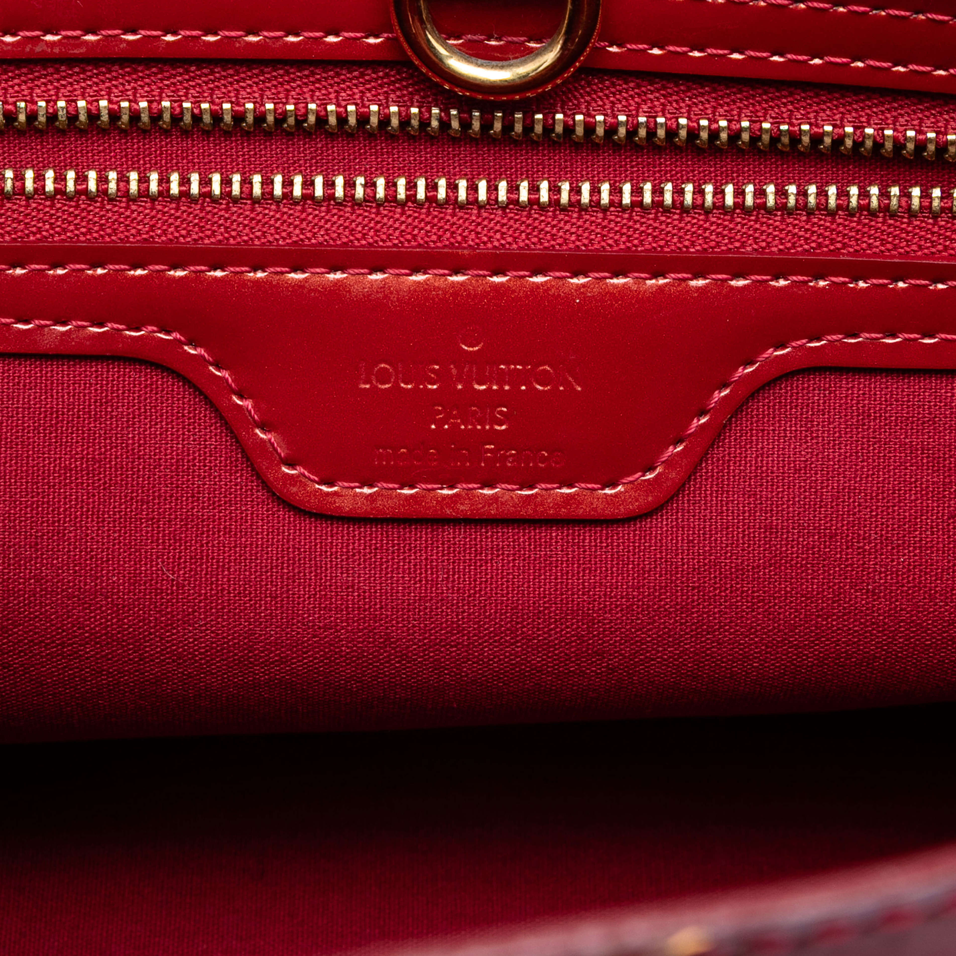Louis Vuitton Monogram Vernis Wilshire Pm, från Luxclusif, i färgen red. Klicka för att öppna bilden i stort format