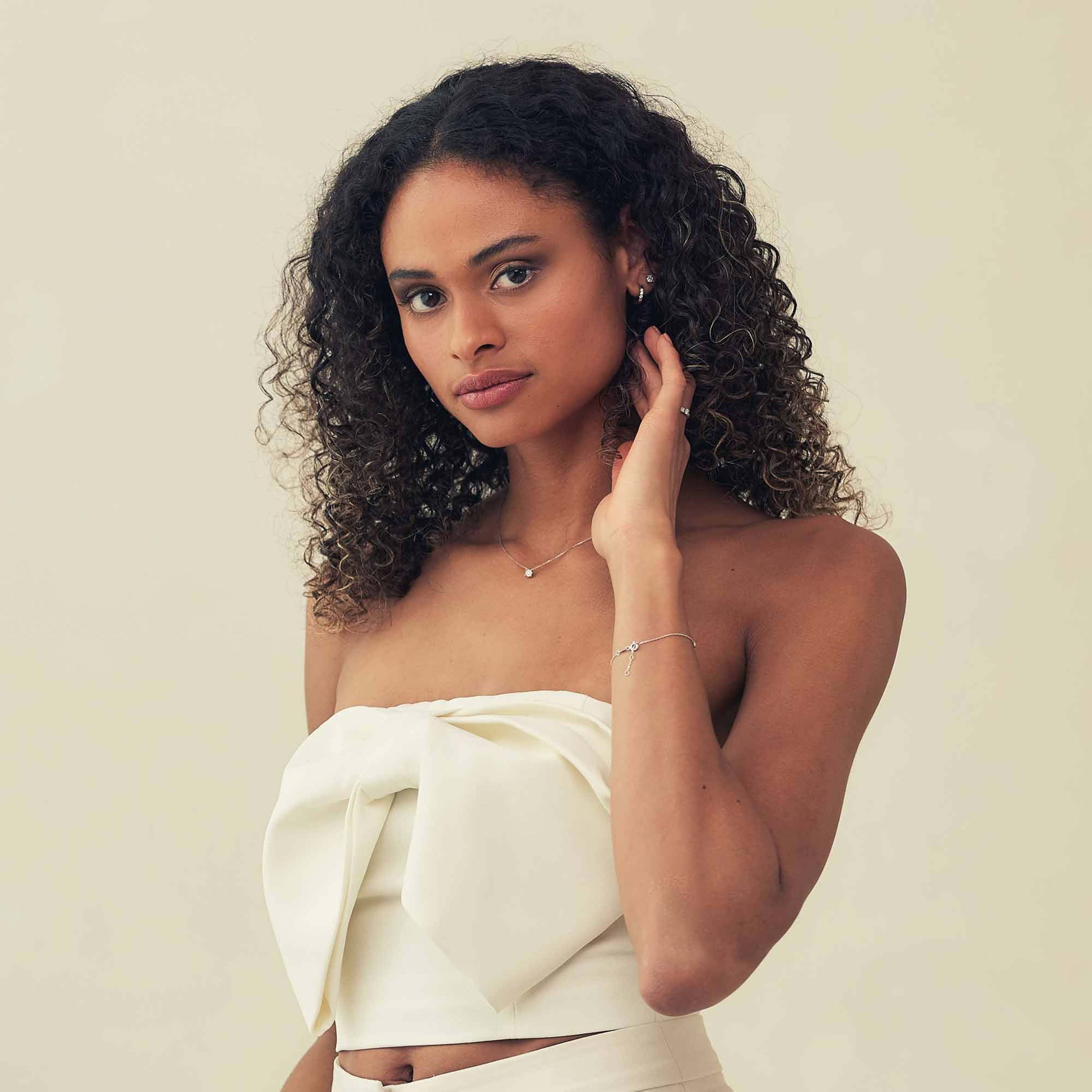 Isabel Bernard De La Paix Dames Oorbellen Goud  - Zilver, från Isabel Bernard, i färgen vitt guld. Klicka för att öppna bilden i stort format