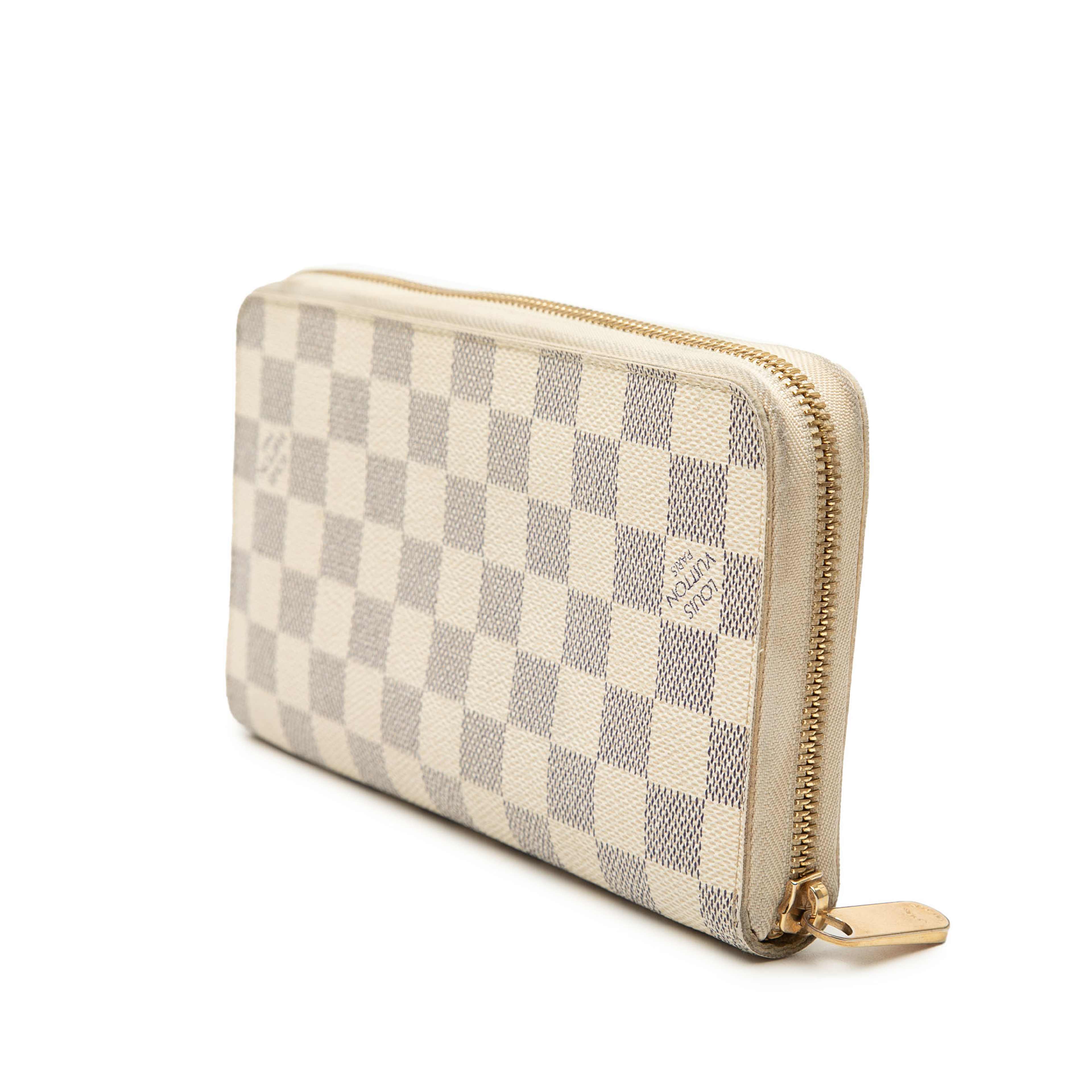 Louis Vuitton Damier Azur Zippy Long Wallet, från Luxclusif, i färgen vit. Klicka för att öppna bilden i stort format