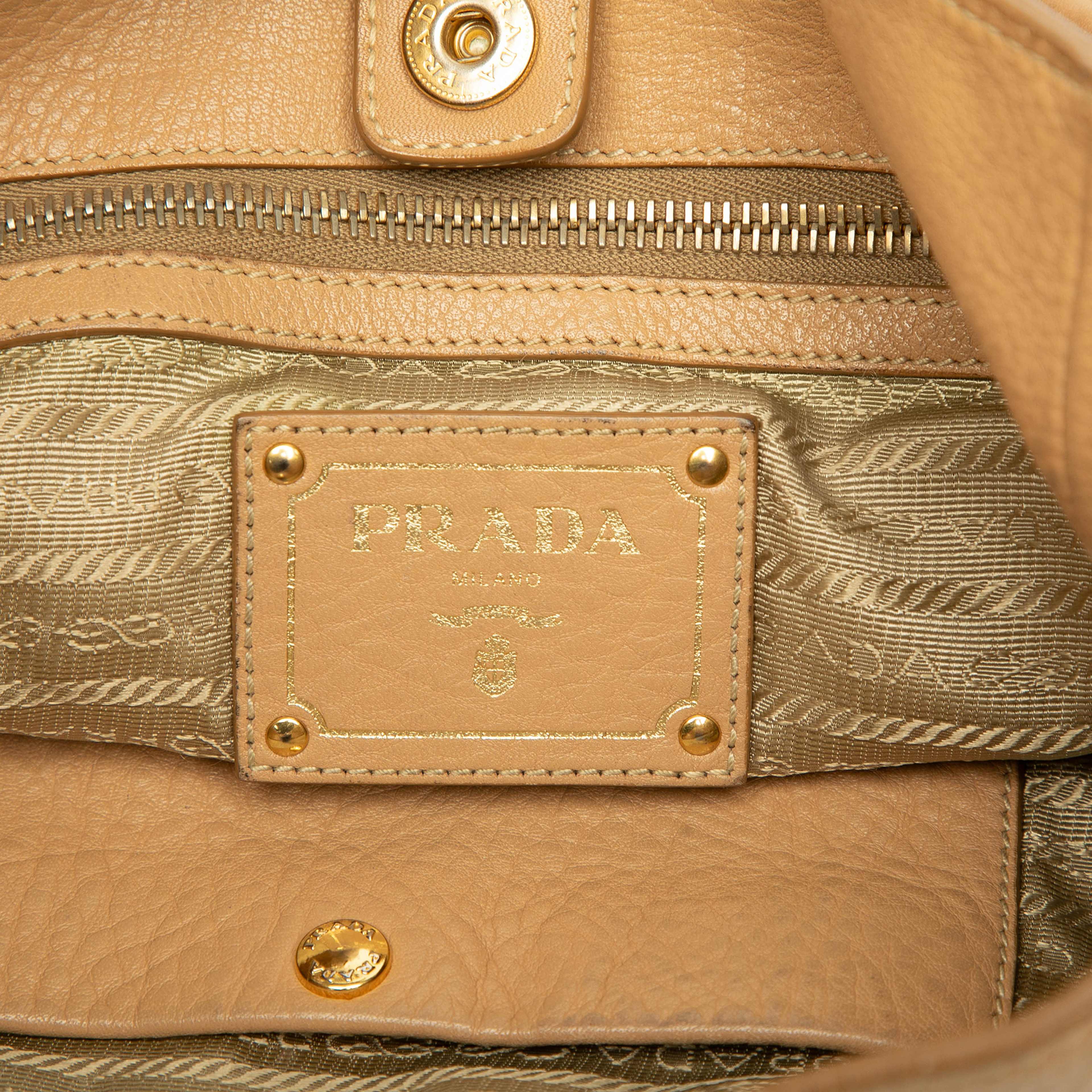 Prada Vitello Daino Front Zip Hobo, från Luxclusif, i färgen beige. Klicka för att öppna bilden i stort format