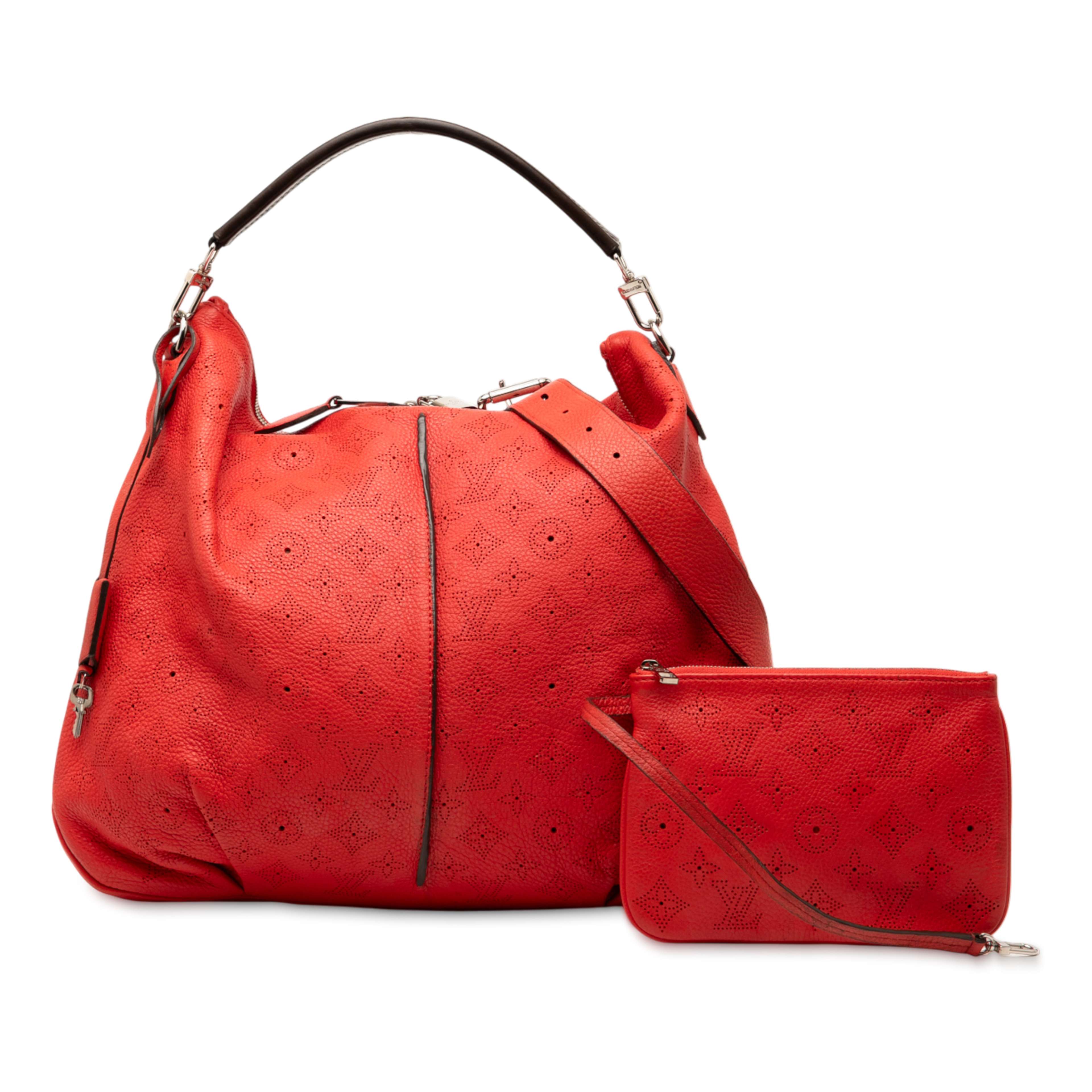Louis Vuitton Monogram Mahina Selene Mm, från Luxclusif, i färgen röd. Klicka för att öppna bilden i stort format