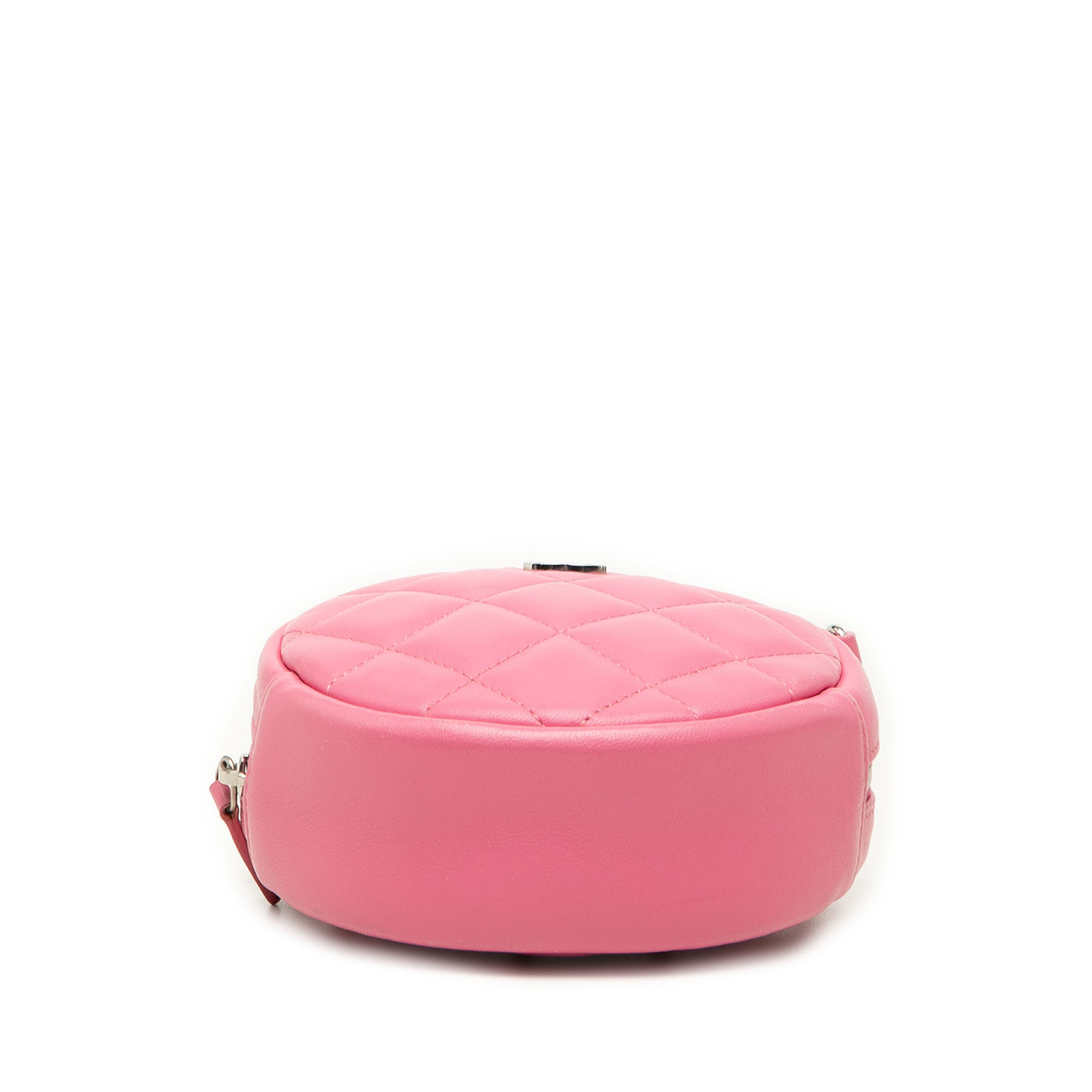 Chanel Cc Quilted Lambskin Round Clutch With Chain, från Luxclusif, i färgen rosa. Klicka för att öppna bilden i stort format