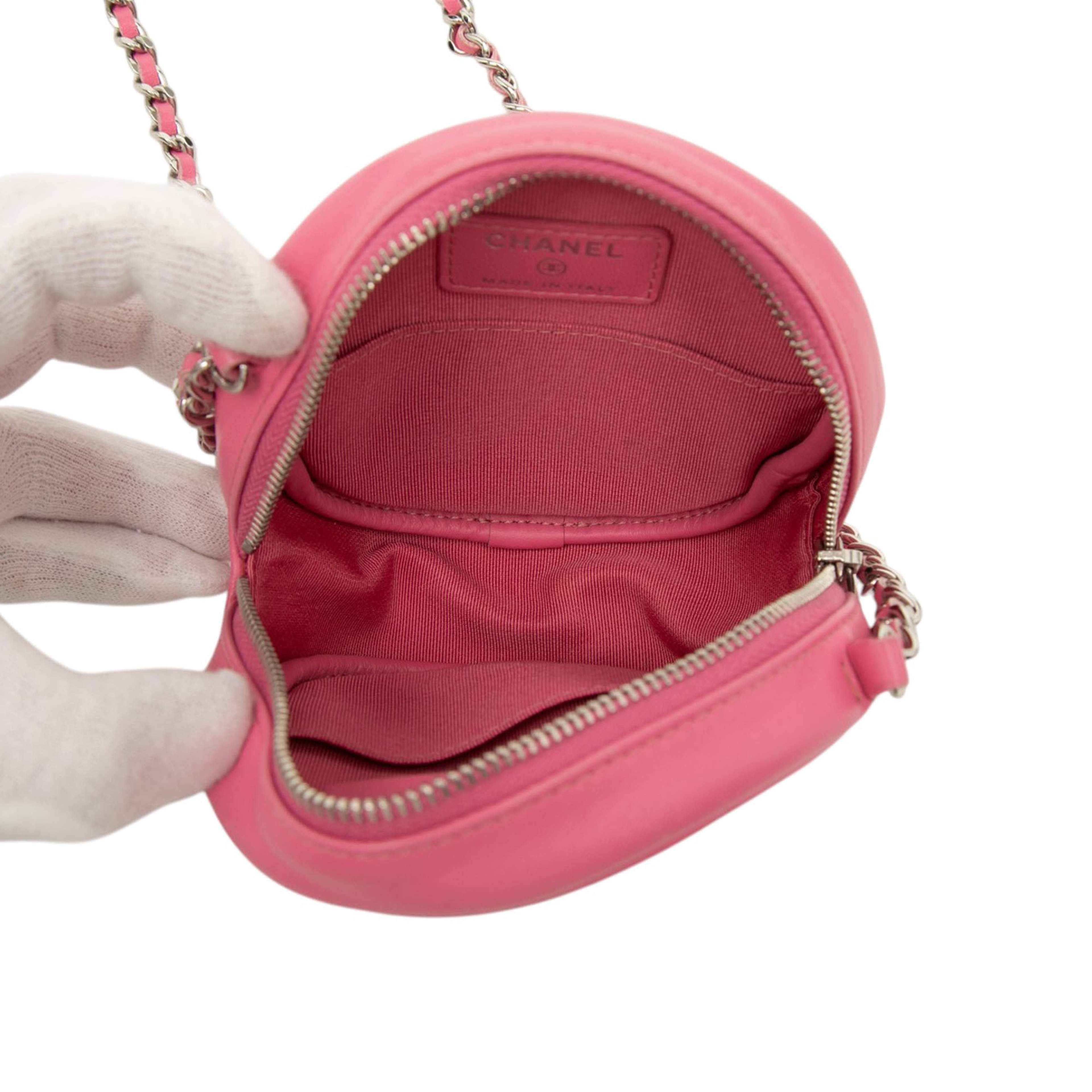 Chanel Cc Quilted Lambskin Round Clutch With Chain, från Luxclusif, i färgen rosa. Klicka för att öppna bilden i stort format