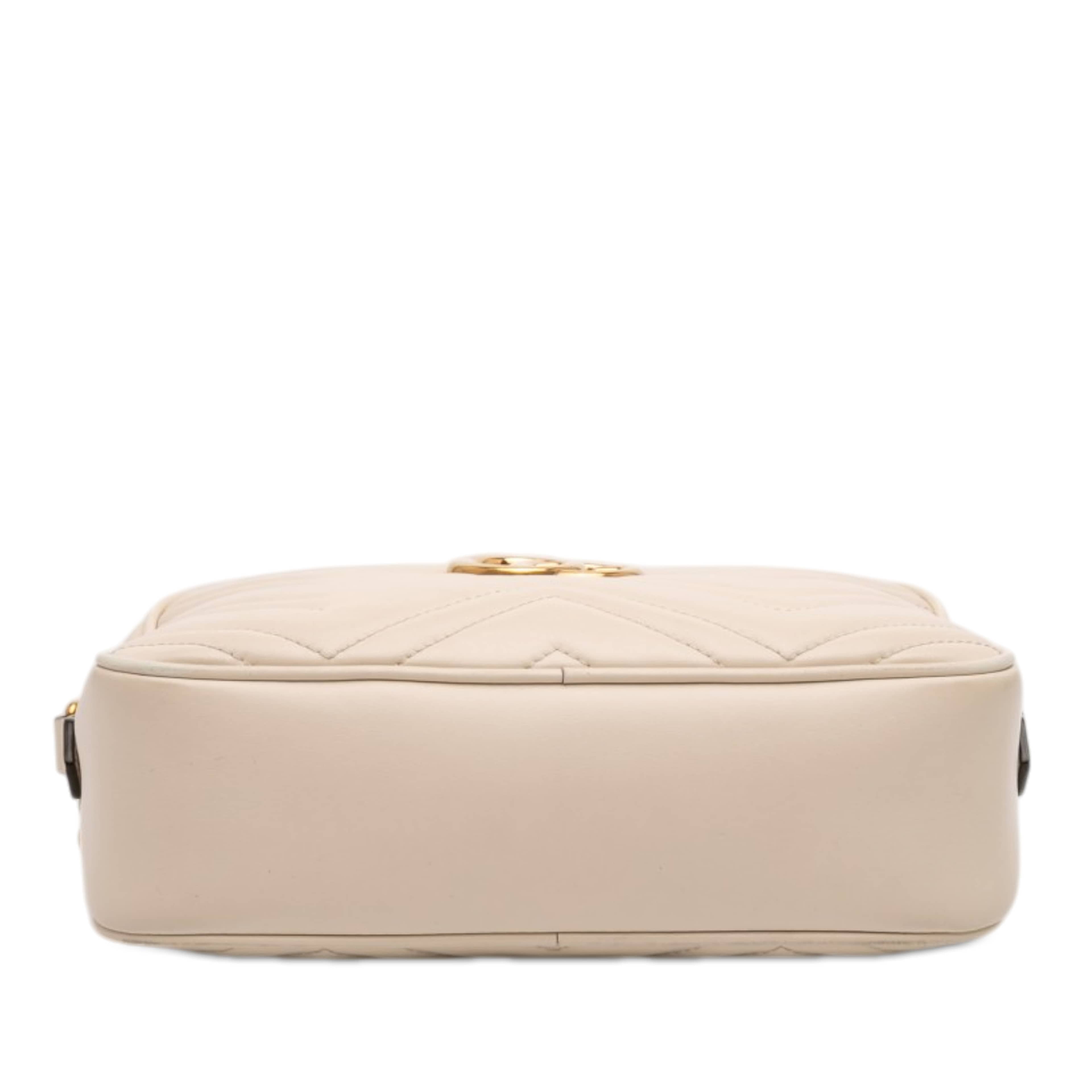 Gucci Small Gg Marmont Matelasse Leather Crossbody, från Luxclusif, i färgen white. Klicka för att öppna bilden i stort format