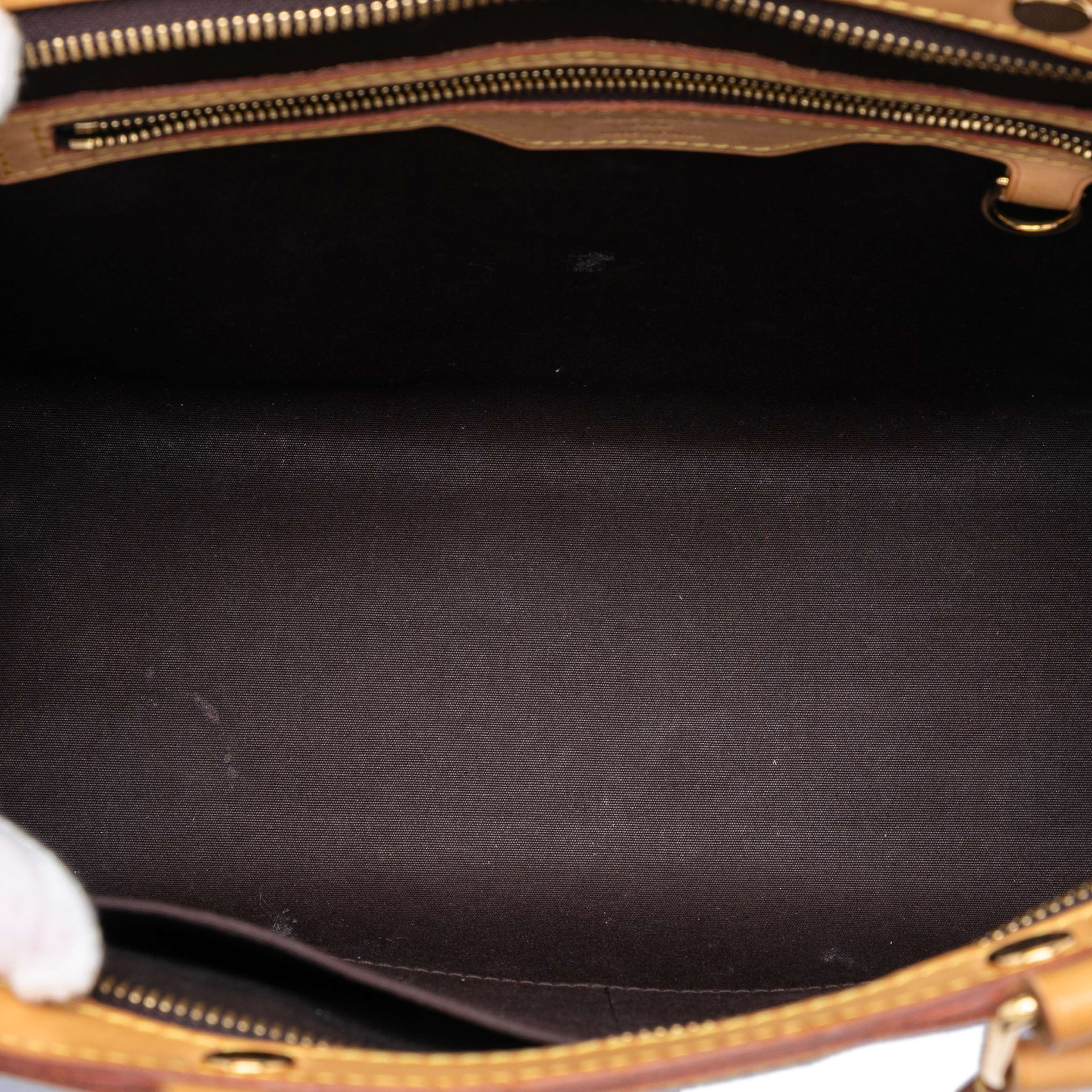 Louis Vuitton Monogram Vernis Brea Mm, från Luxclusif, i färgen purple. Klicka för att öppna bilden i stort format