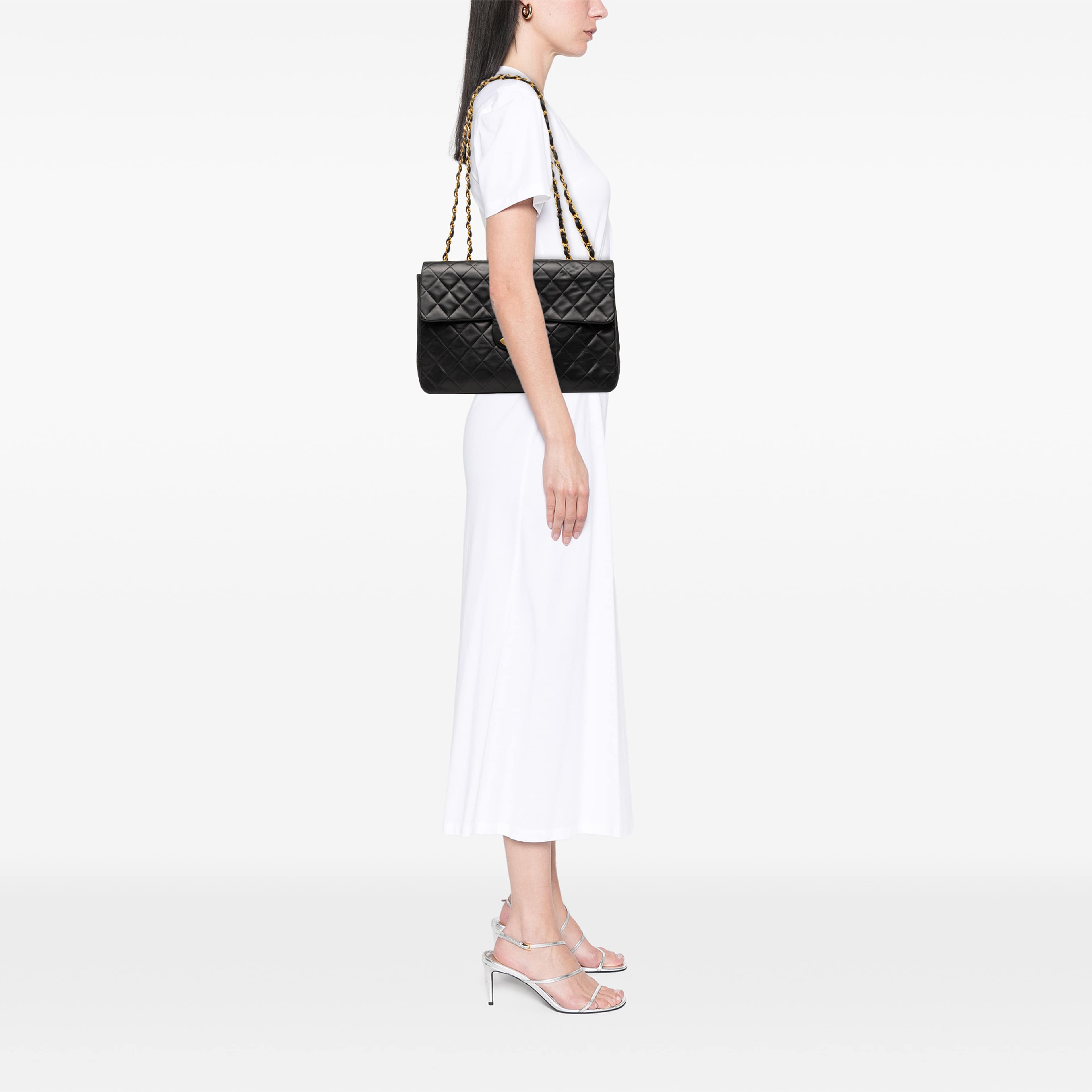 Chanel Maxi Xl Classic Lambskin Single Flap, från Luxclusif, i färgen svart. Klicka för att öppna bilden i stort format