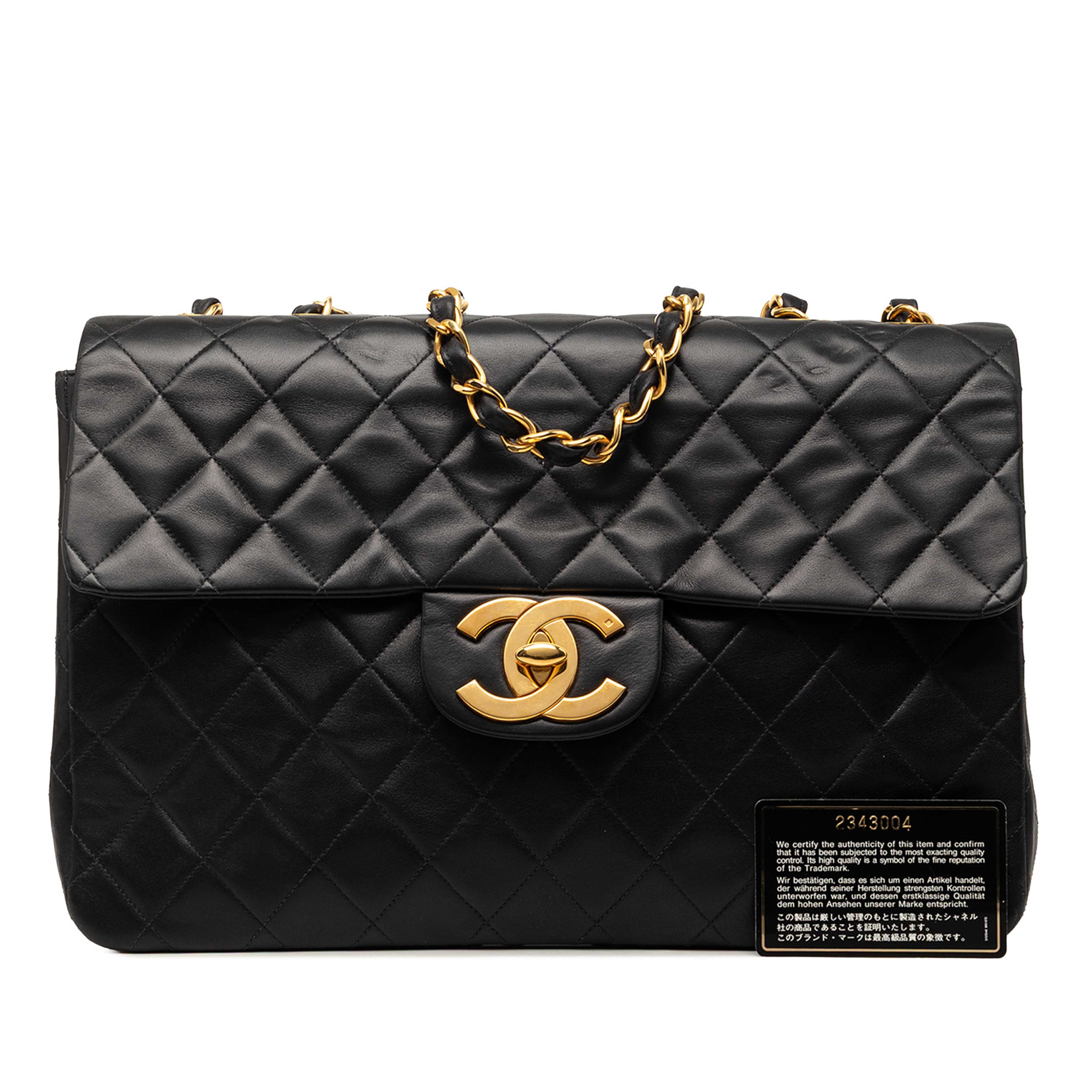 Chanel Maxi Xl Classic Lambskin Single Flap, från Luxclusif, i färgen svart. Klicka för att öppna bilden i stort format