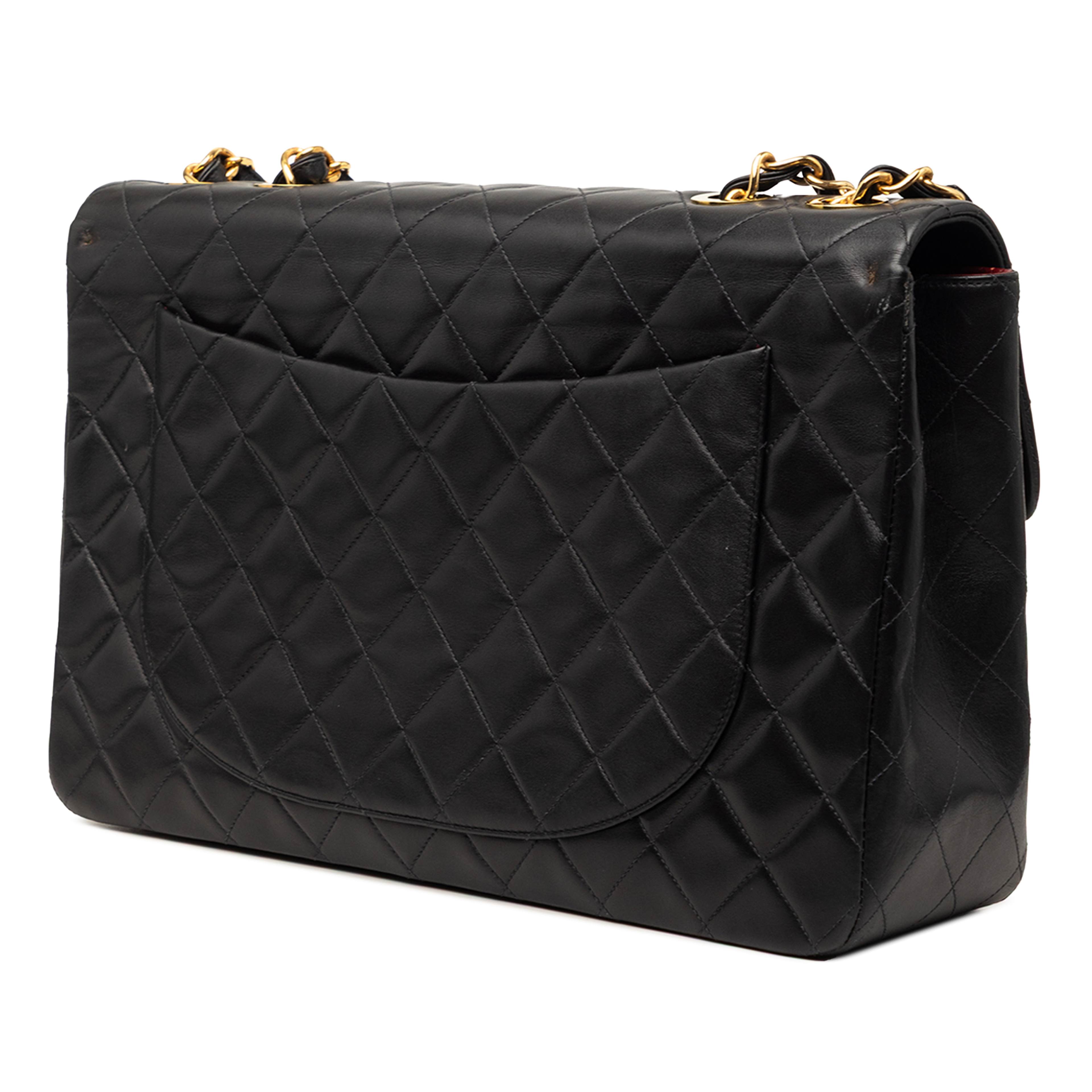 Chanel Maxi Xl Classic Lambskin Single Flap, från Luxclusif, i färgen black. Klicka för att öppna bilden i stort format