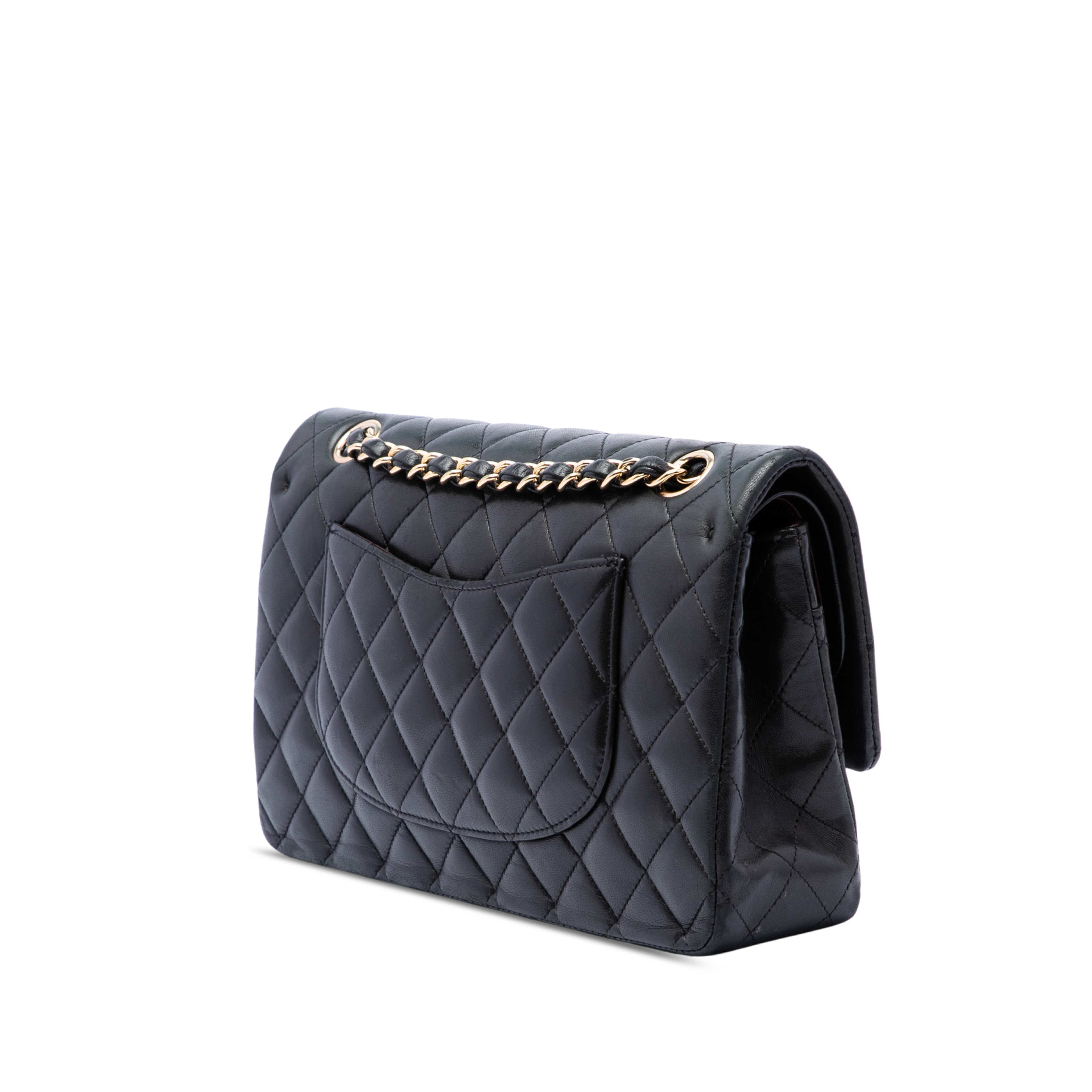Chanel Medium Classic Lambskin Double Flap, från Luxclusif, i färgen svart. Klicka för att öppna bilden i stort format