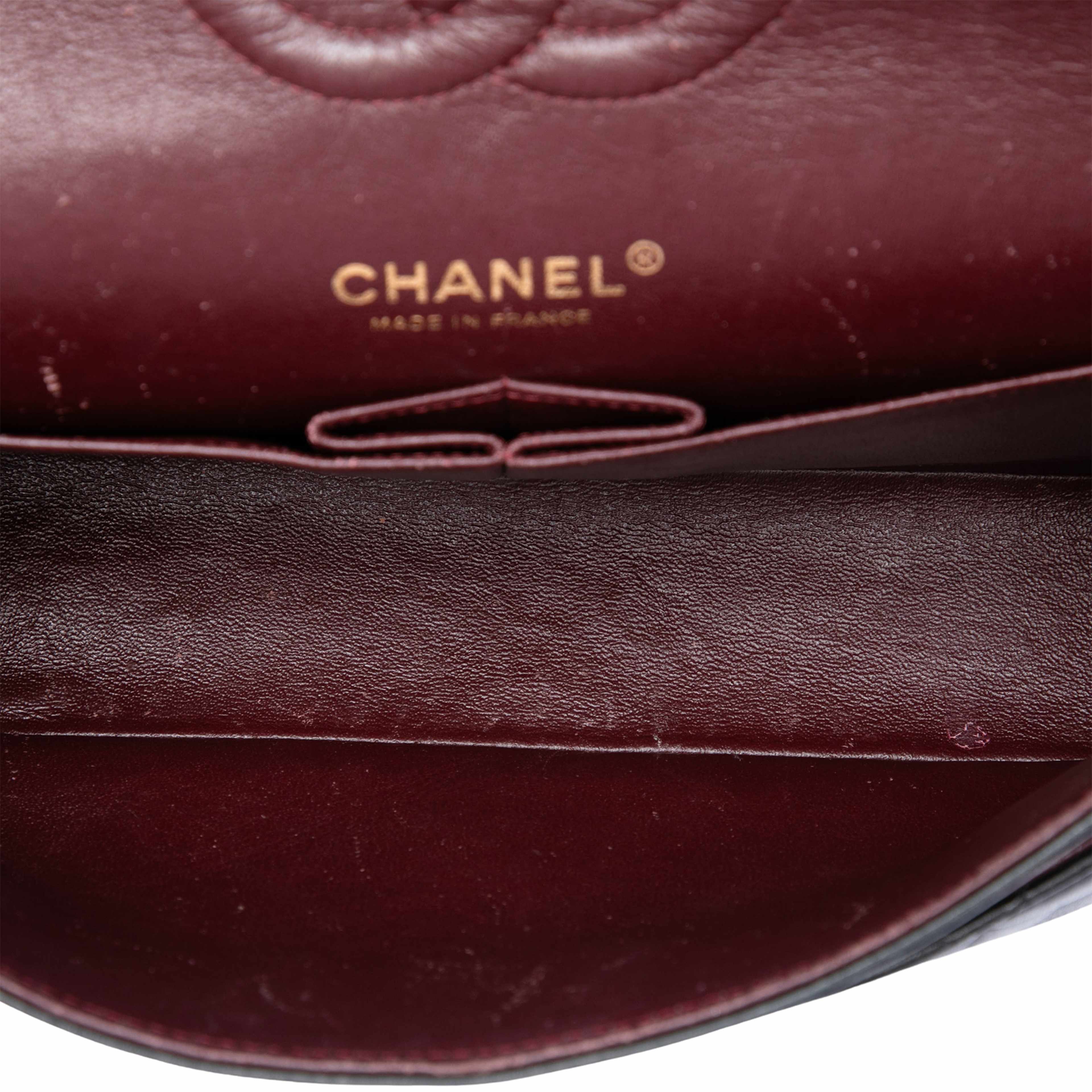 Chanel Medium Classic Lambskin Double Flap, från Luxclusif, i färgen svart. Klicka för att öppna bilden i stort format