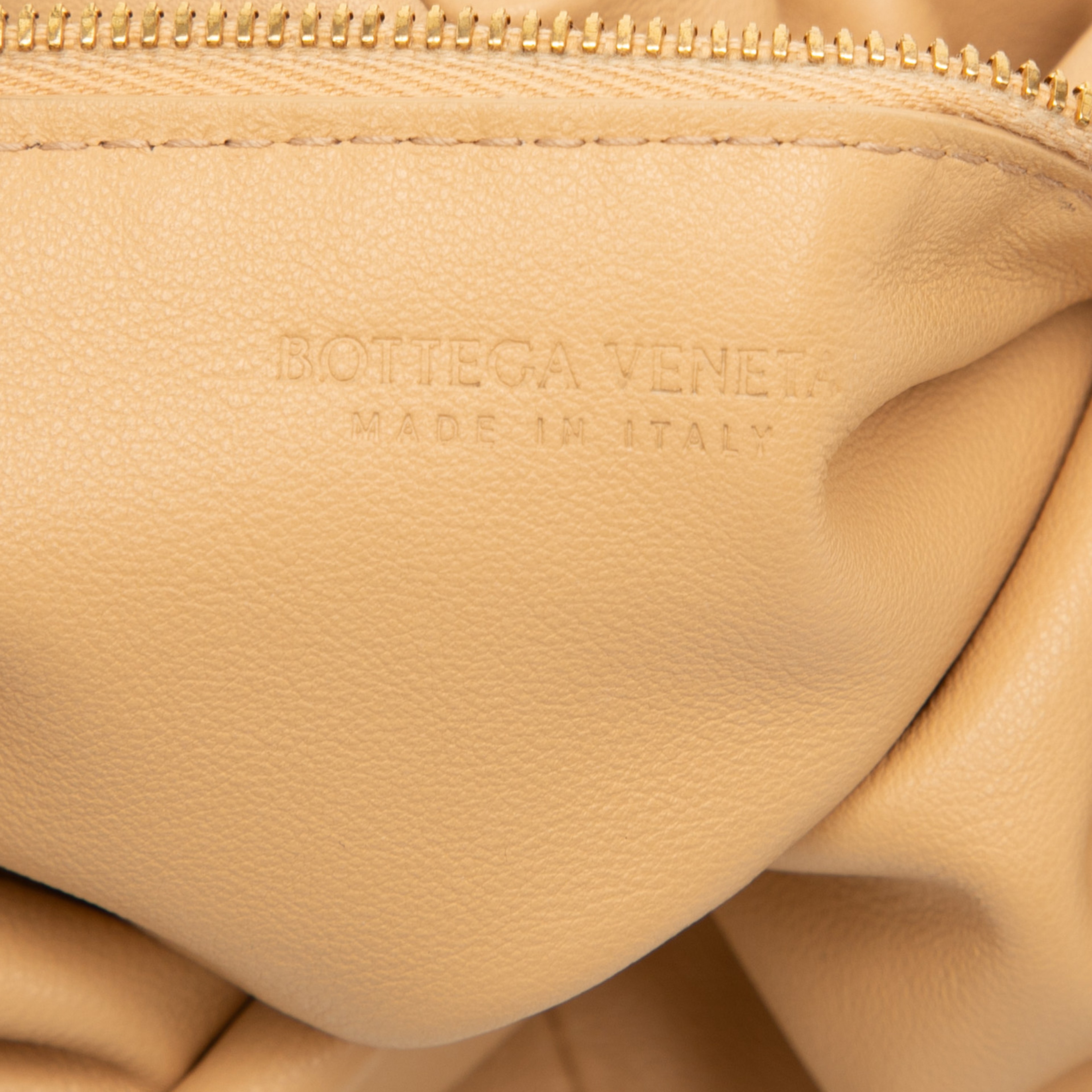 Bottega Veneta Mini Calfskin Double Knot Bag, från Luxclusif, i färgen brun. Klicka för att öppna bilden i stort format