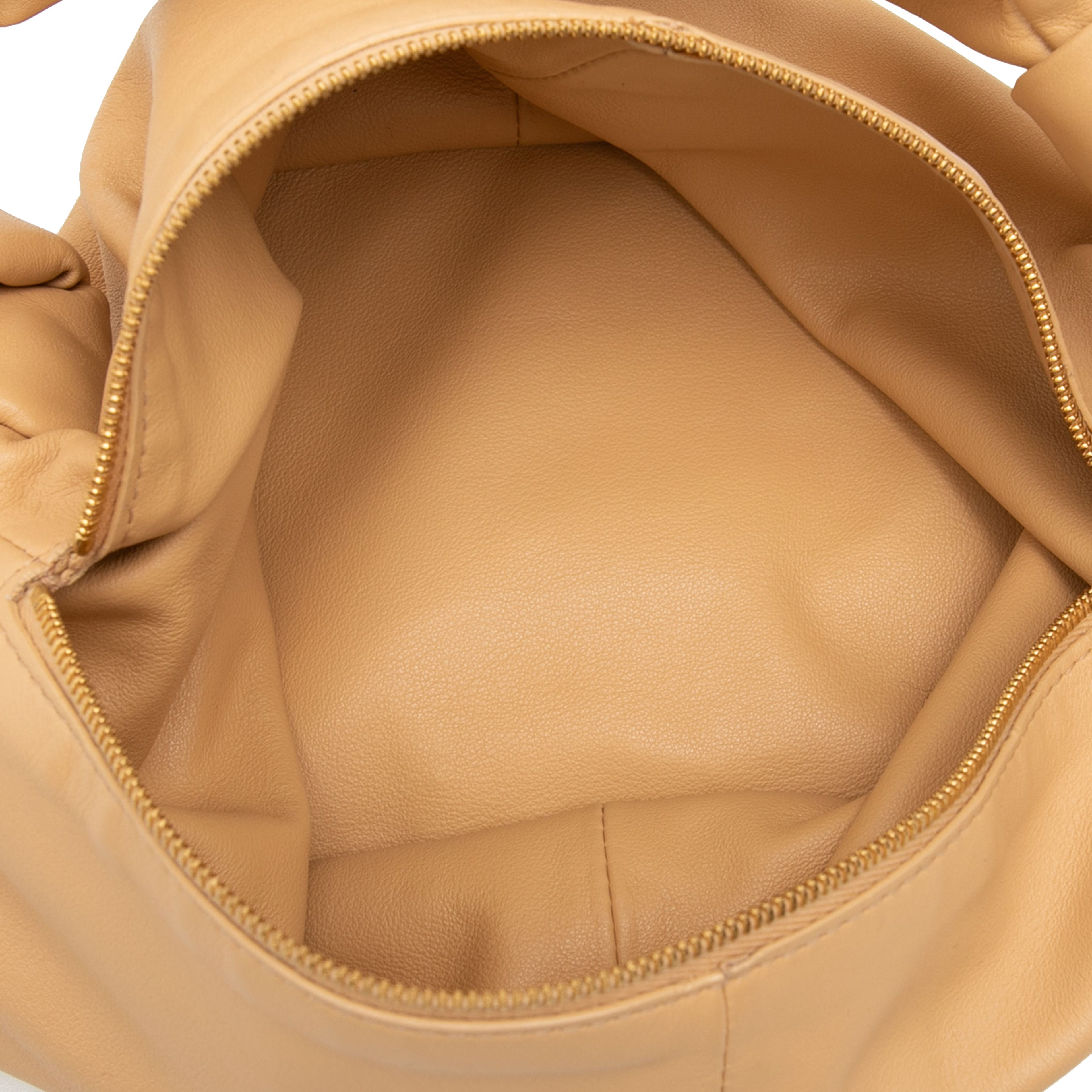 Bottega Veneta Mini Calfskin Double Knot Bag, från Luxclusif, i färgen brun. Klicka för att öppna bilden i stort format