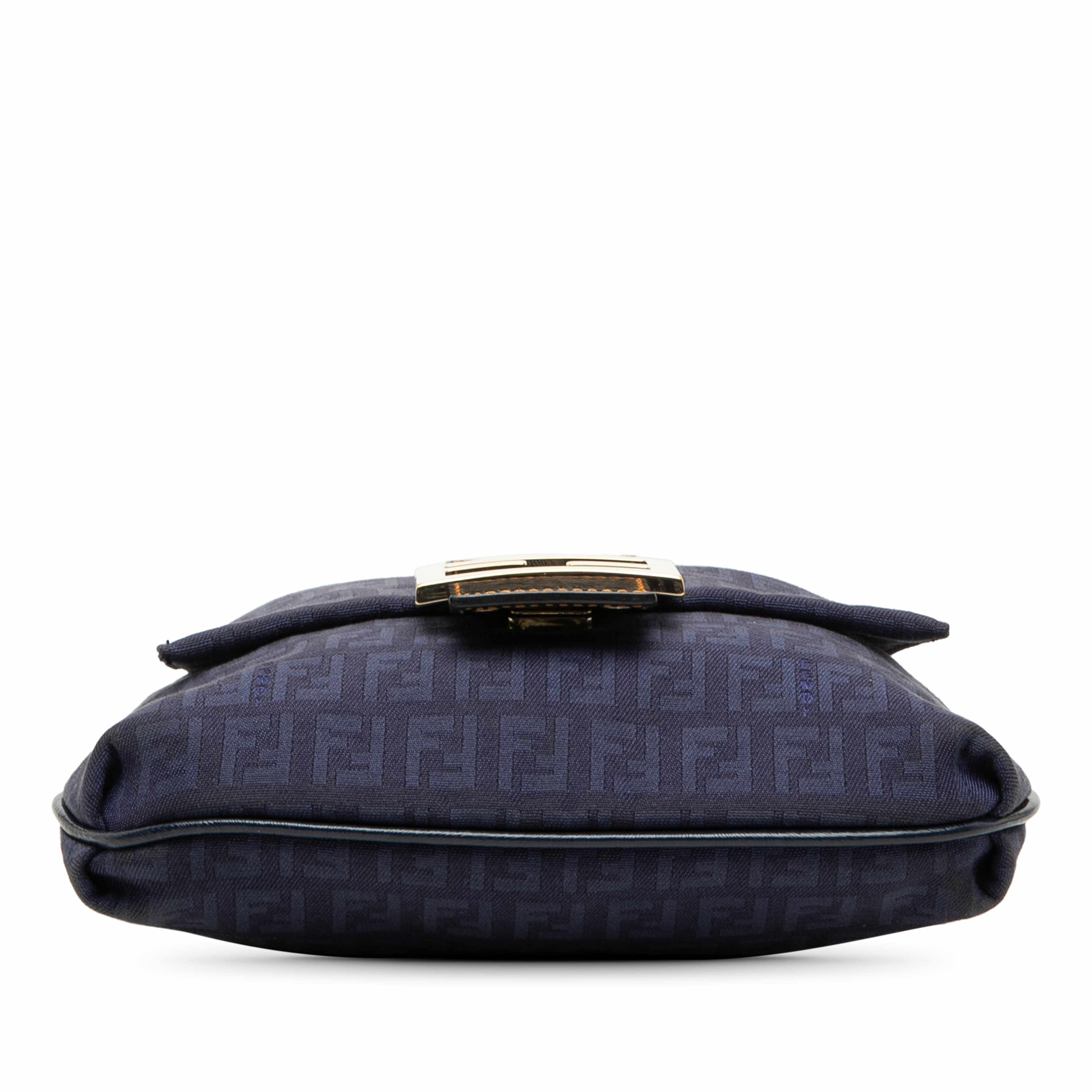 Fendi Zucchino Canvas Crossbody, från Luxclusif, i färgen blå. Klicka för att öppna bilden i stort format