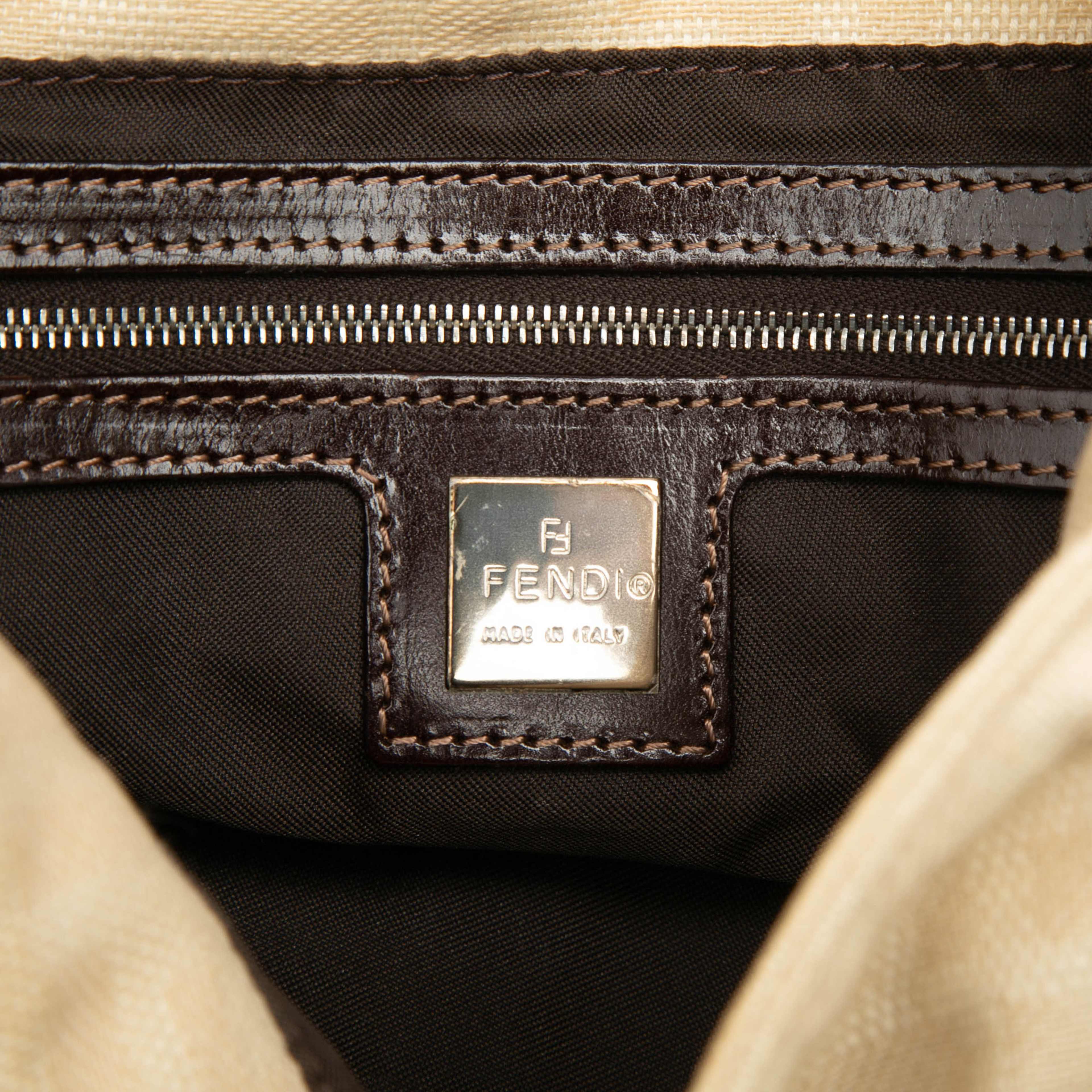 Fendi Zucca Canvas Mamma Forever, från Luxclusif, i färgen light beige. Klicka för att öppna bilden i stort format