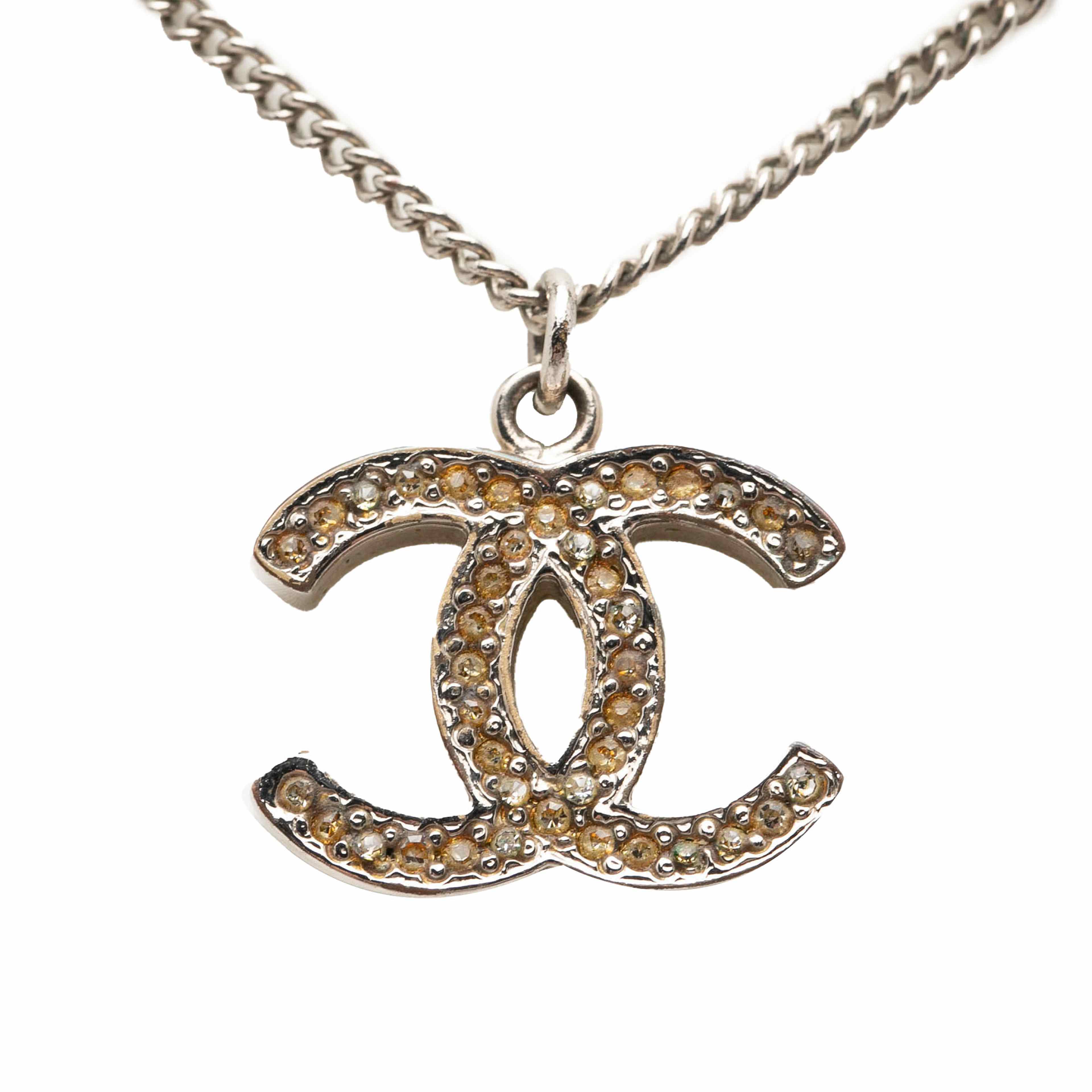 Chanel Cc Silver Plated Rhinestone Pendant Necklace, från Luxclusif, i färgen silver. Klicka för att öppna bilden i stort format