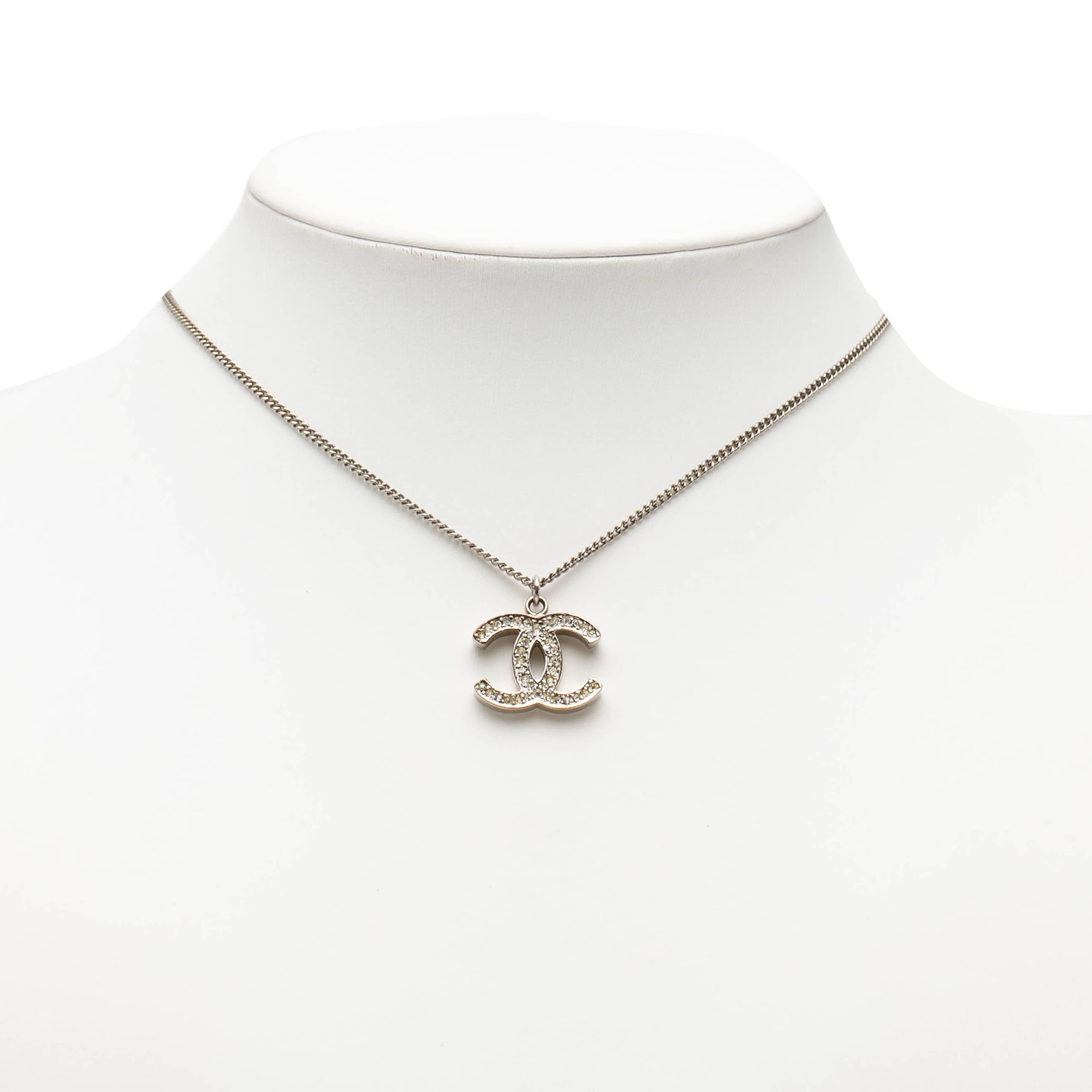 Chanel Cc Silver Plated Rhinestone Pendant Necklace, från Luxclusif, i färgen silver. Klicka för att öppna bilden i stort format