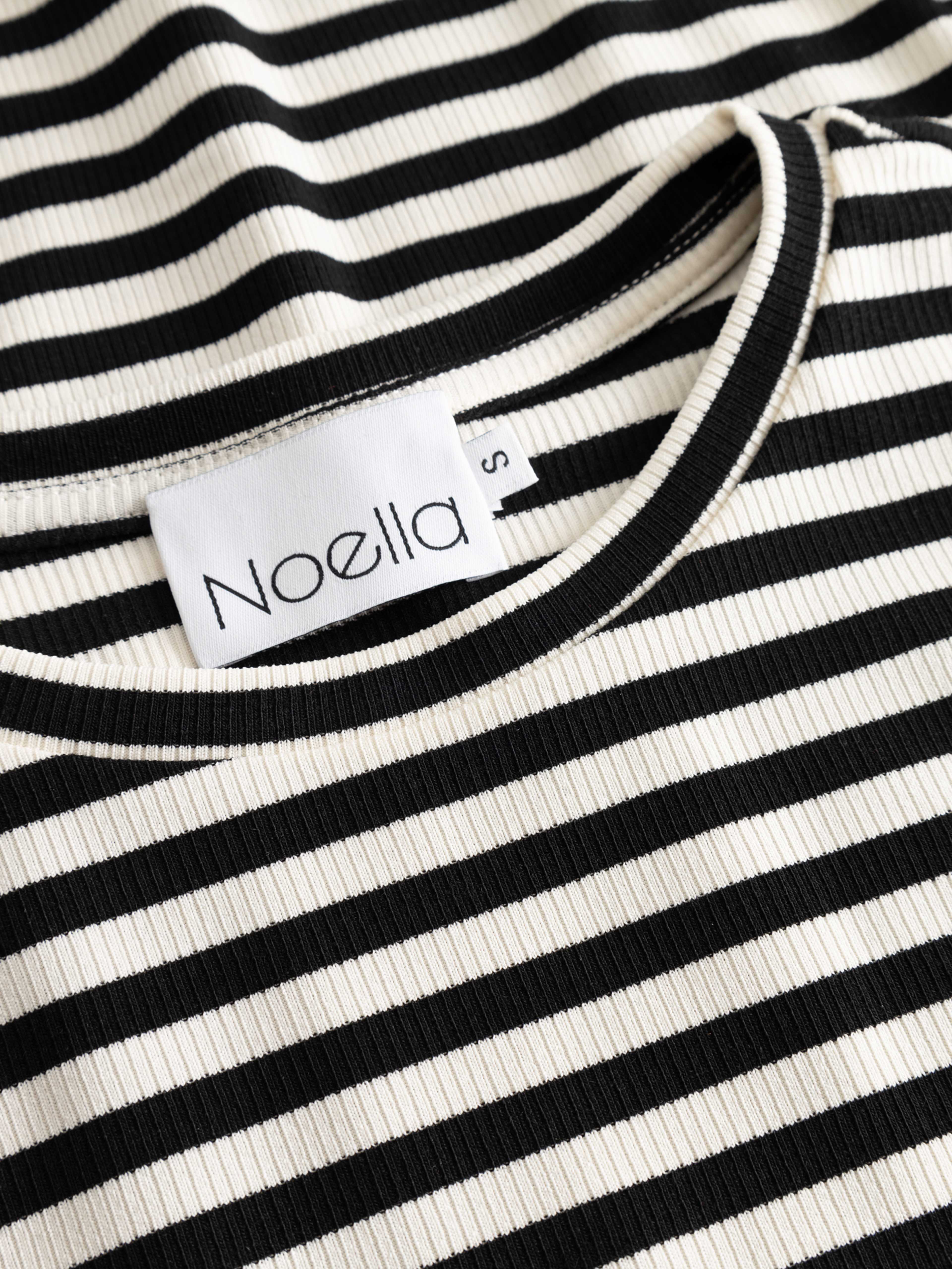Luana Top - Ivory Black Stripe, från Noella, i färgen ivory black stripe. Klicka för att öppna bilden i stort format