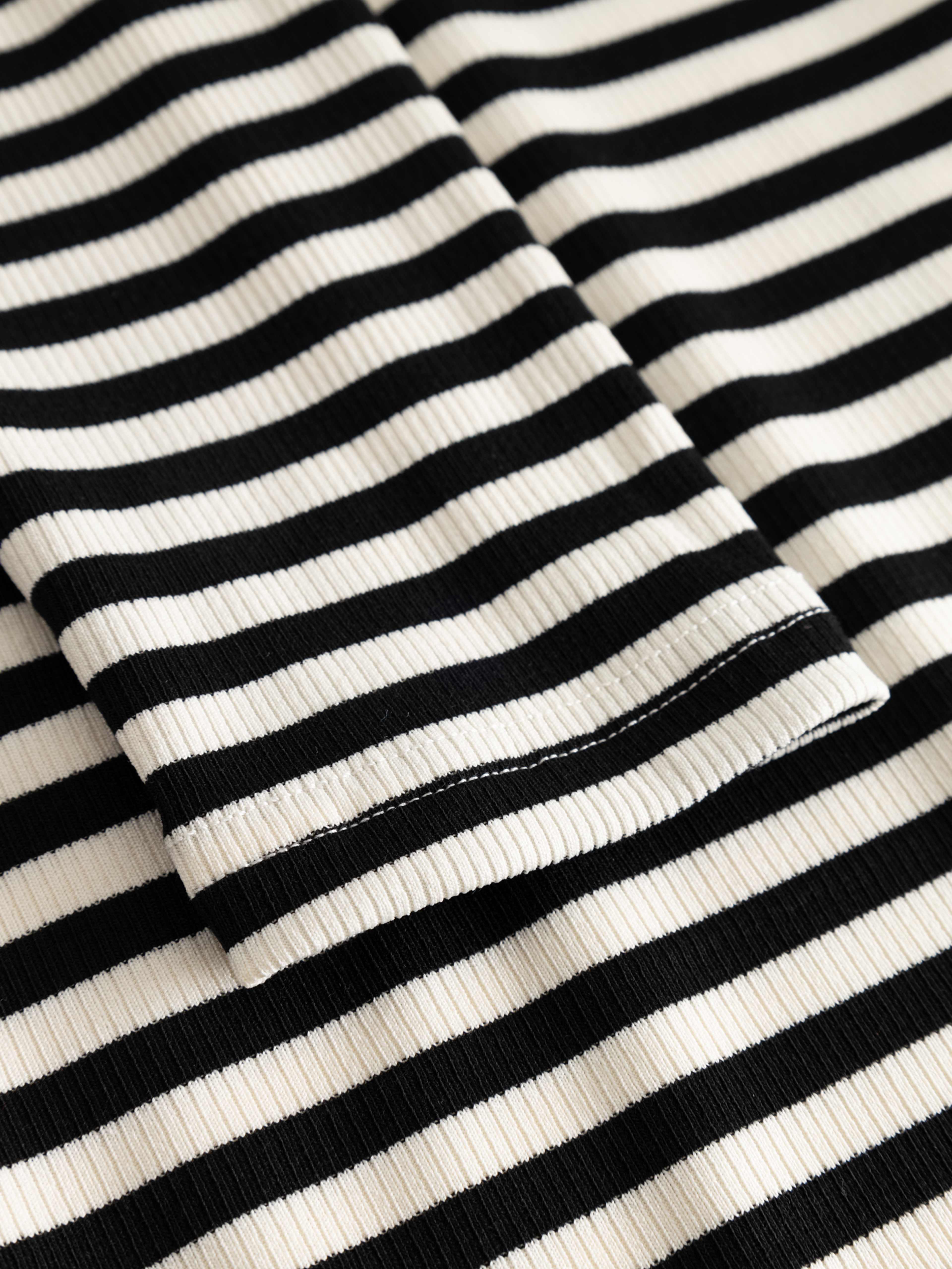 Luana Top - Ivory Black Stripe, från Noella, i färgen ivory black stripe. Klicka för att öppna bilden i stort format