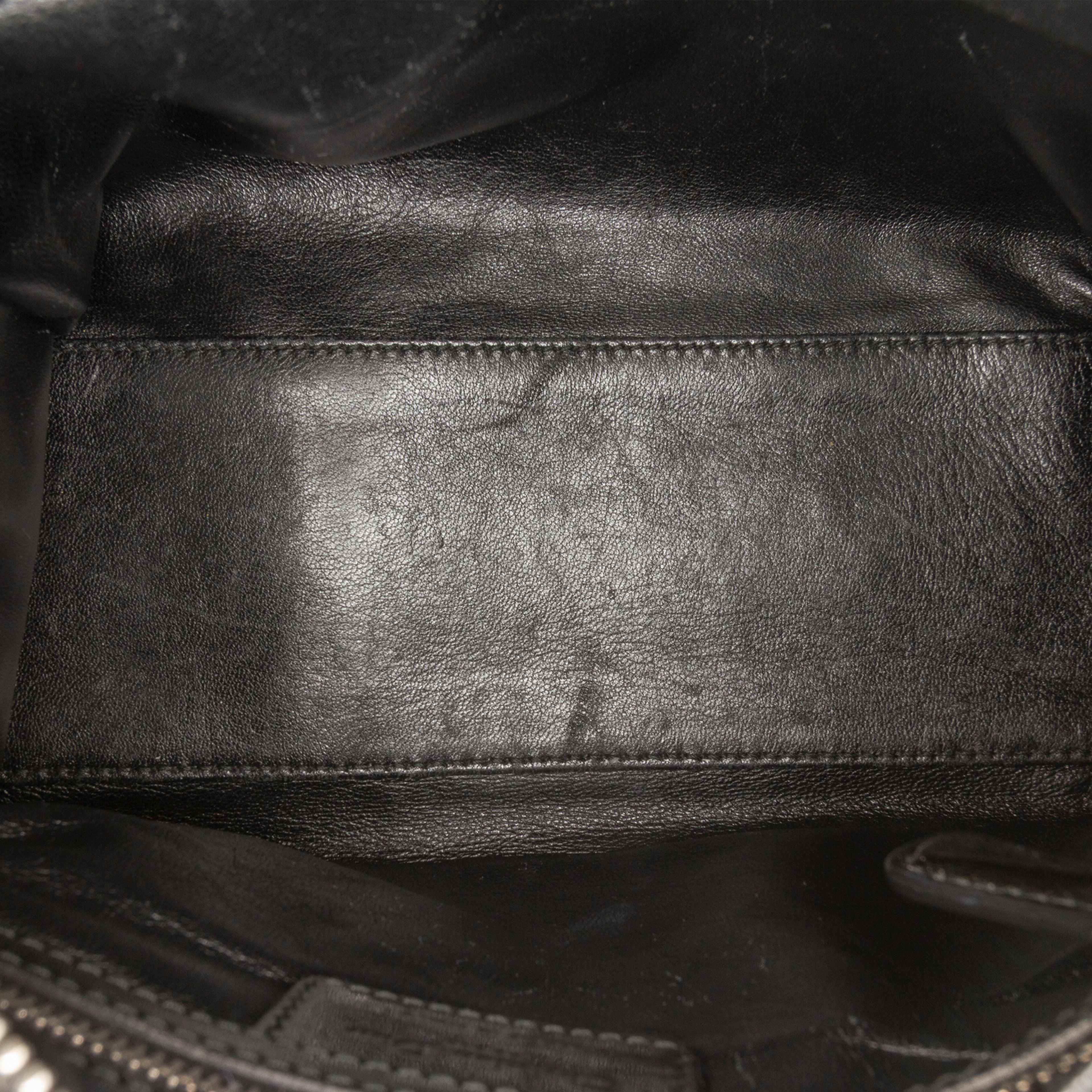 Dior Medium Tweed Cannage Fringe Lady Dior, från Luxclusif, i färgen black. Klicka för att öppna bilden i stort format