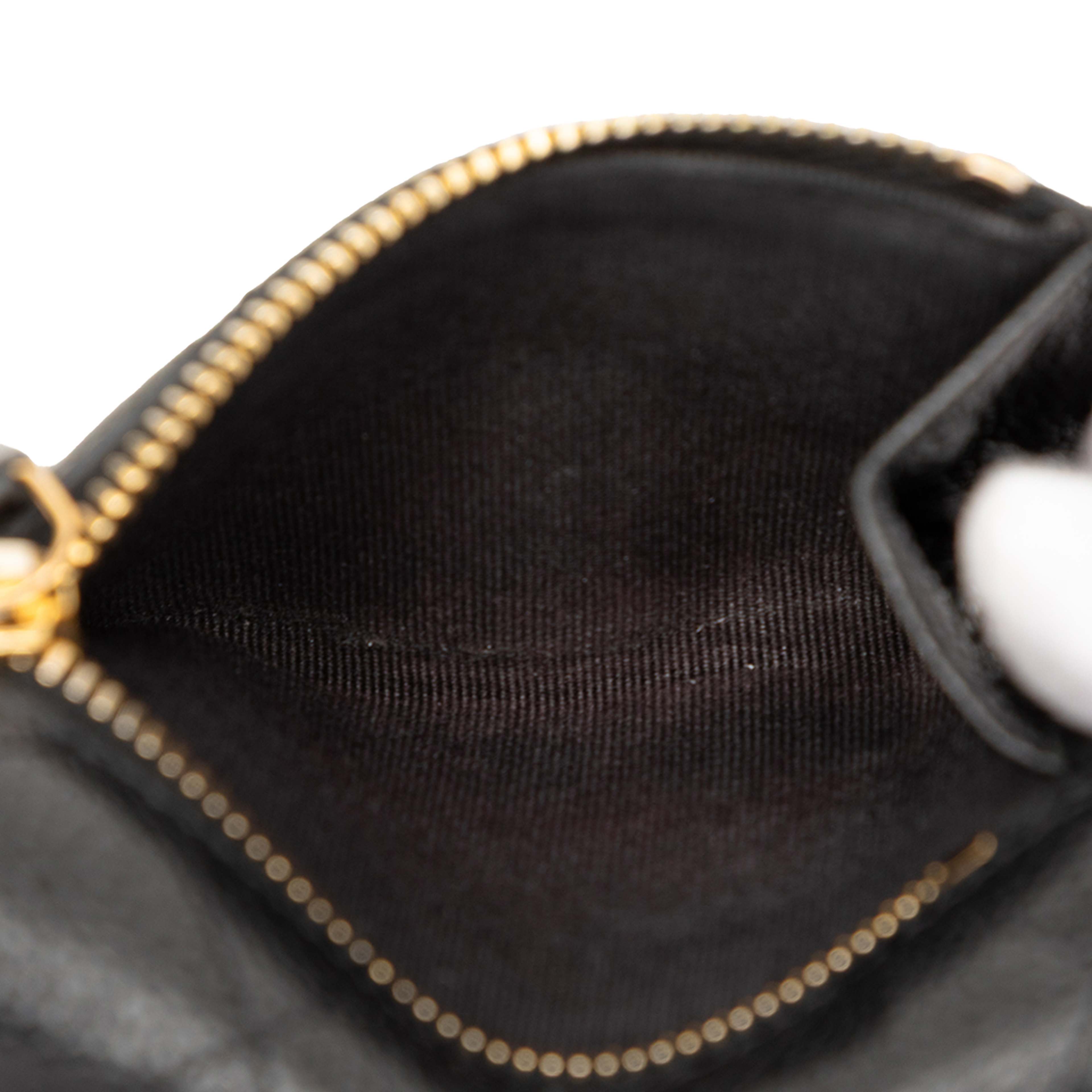 Chanel Cc Quilted Caviar Trifold Wallet, från Luxclusif, i färgen black. Klicka för att öppna bilden i stort format