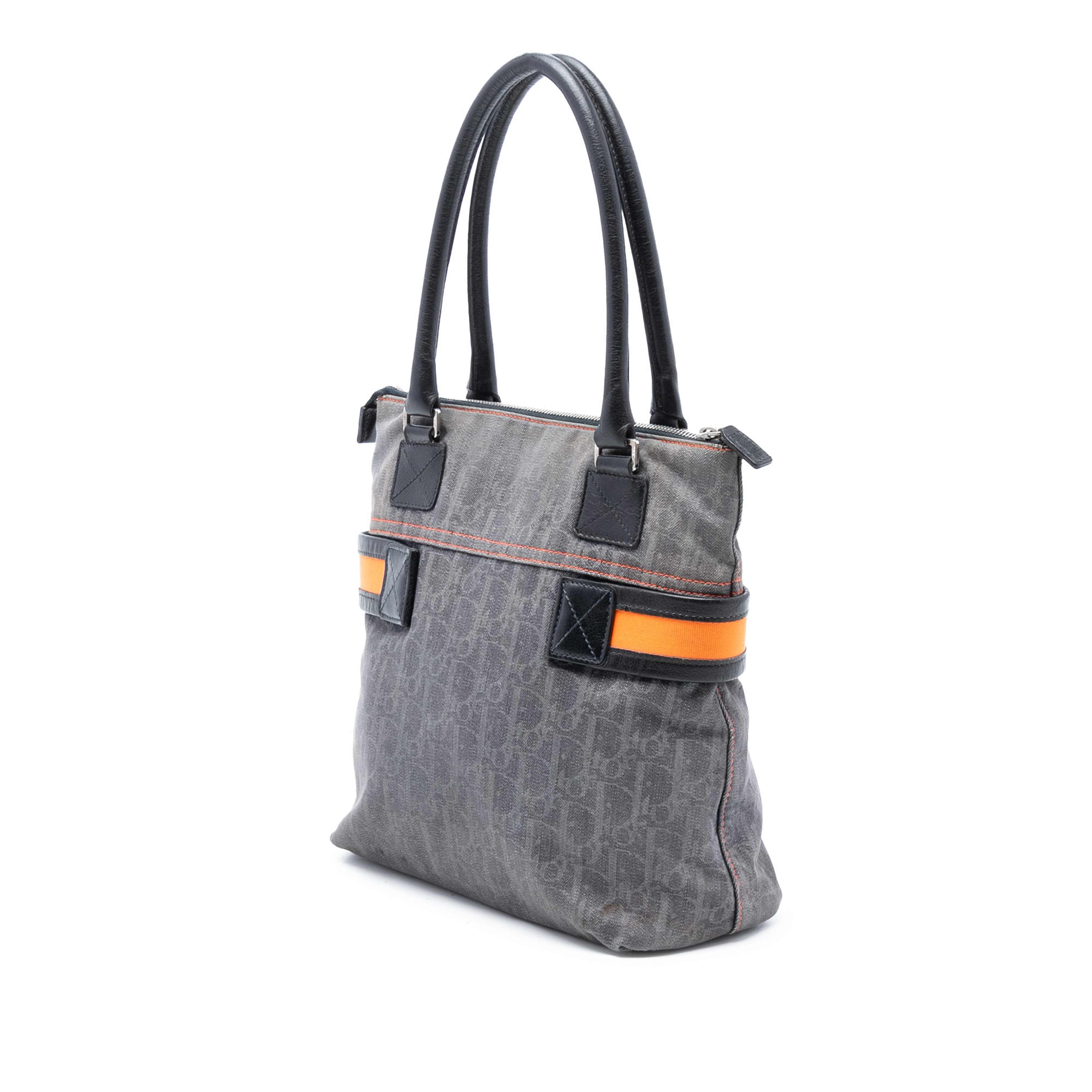 Dior Diorissimo Trotter Denim Flight Tote, från Luxclusif, i färgen navy. Klicka för att öppna bilden i stort format