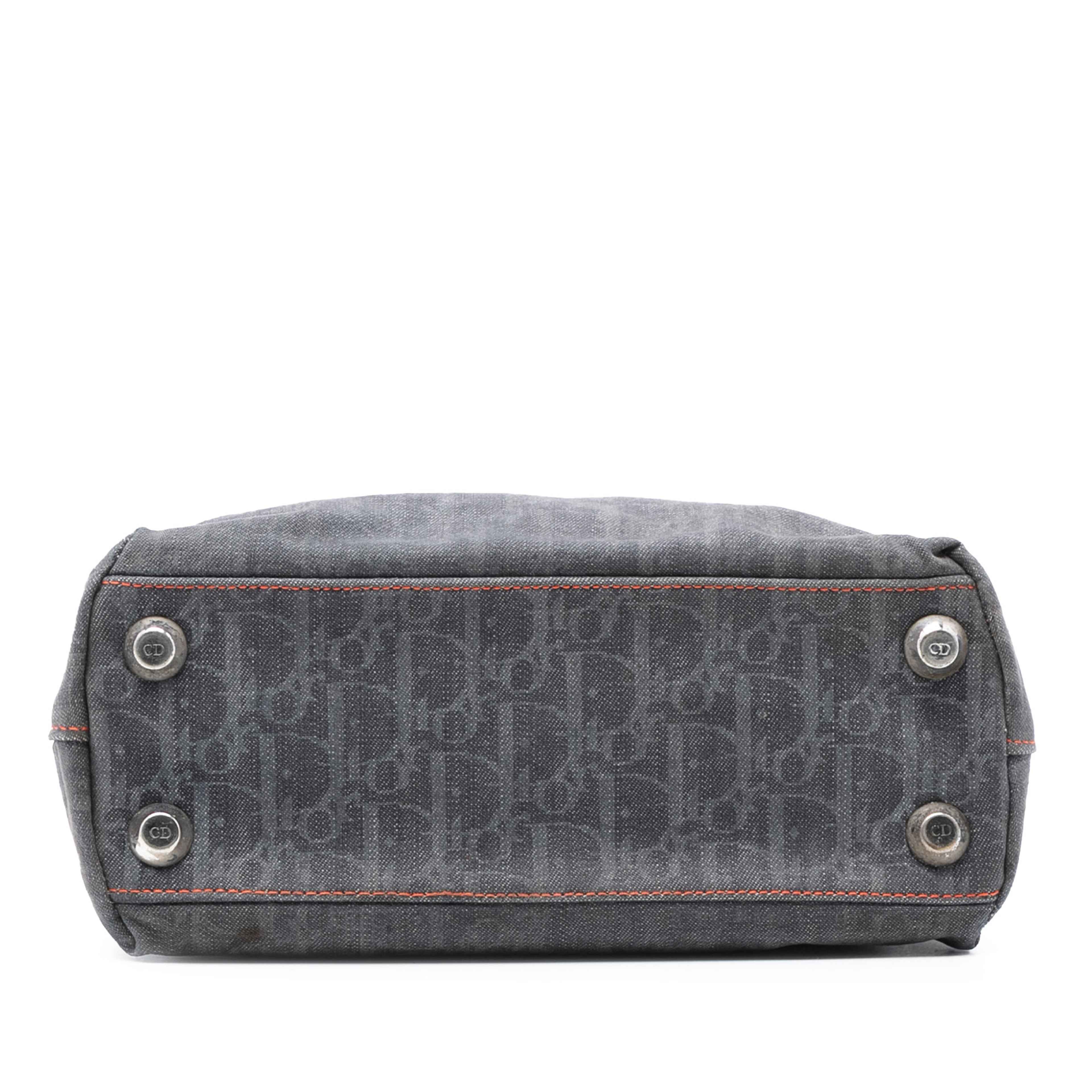 Dior Diorissimo Trotter Denim Flight Tote, från Luxclusif, i färgen navy. Klicka för att öppna bilden i stort format