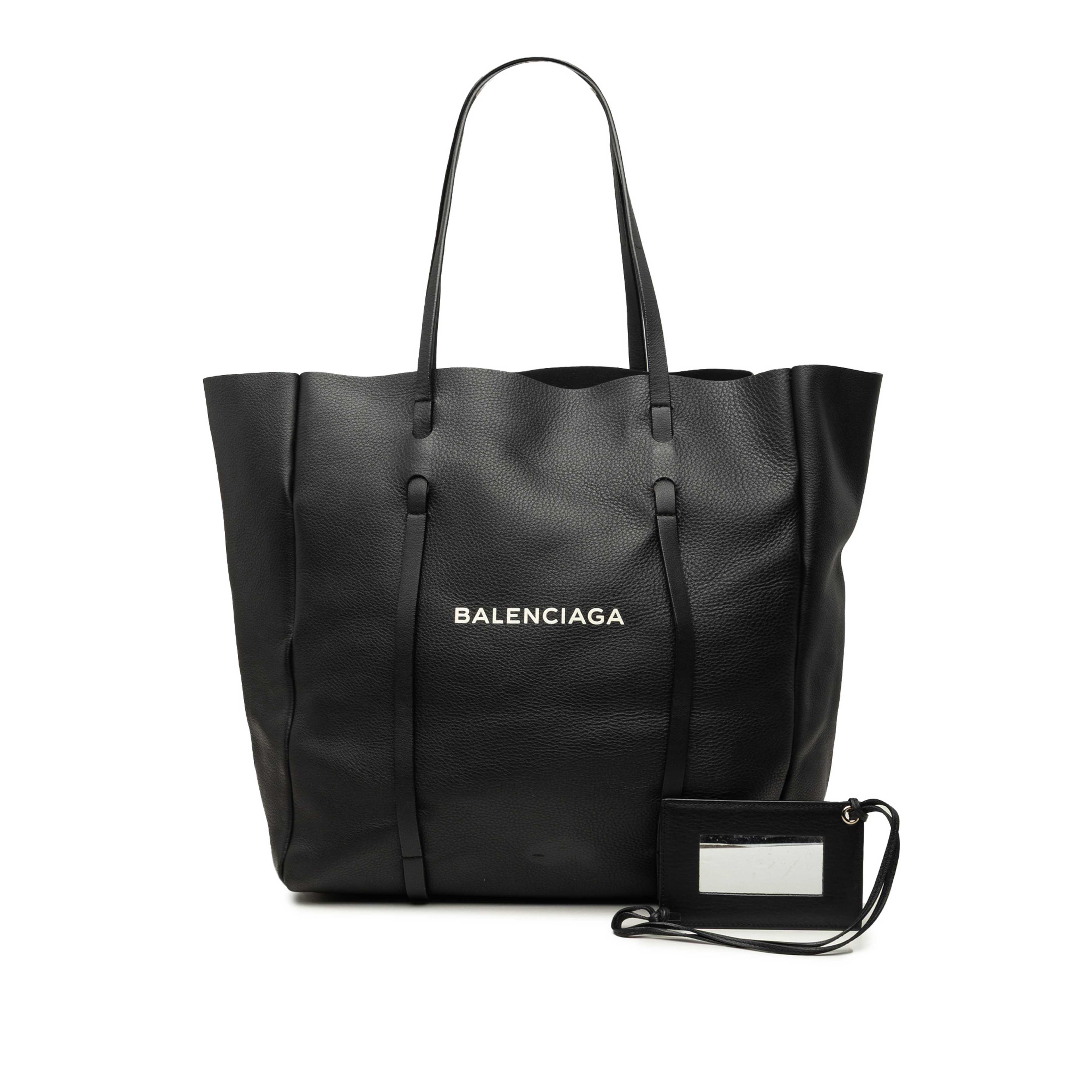 Balenciaga Leather Everyday Tote M, från Luxclusif, i färgen grå. Klicka för att öppna bilden i stort format
