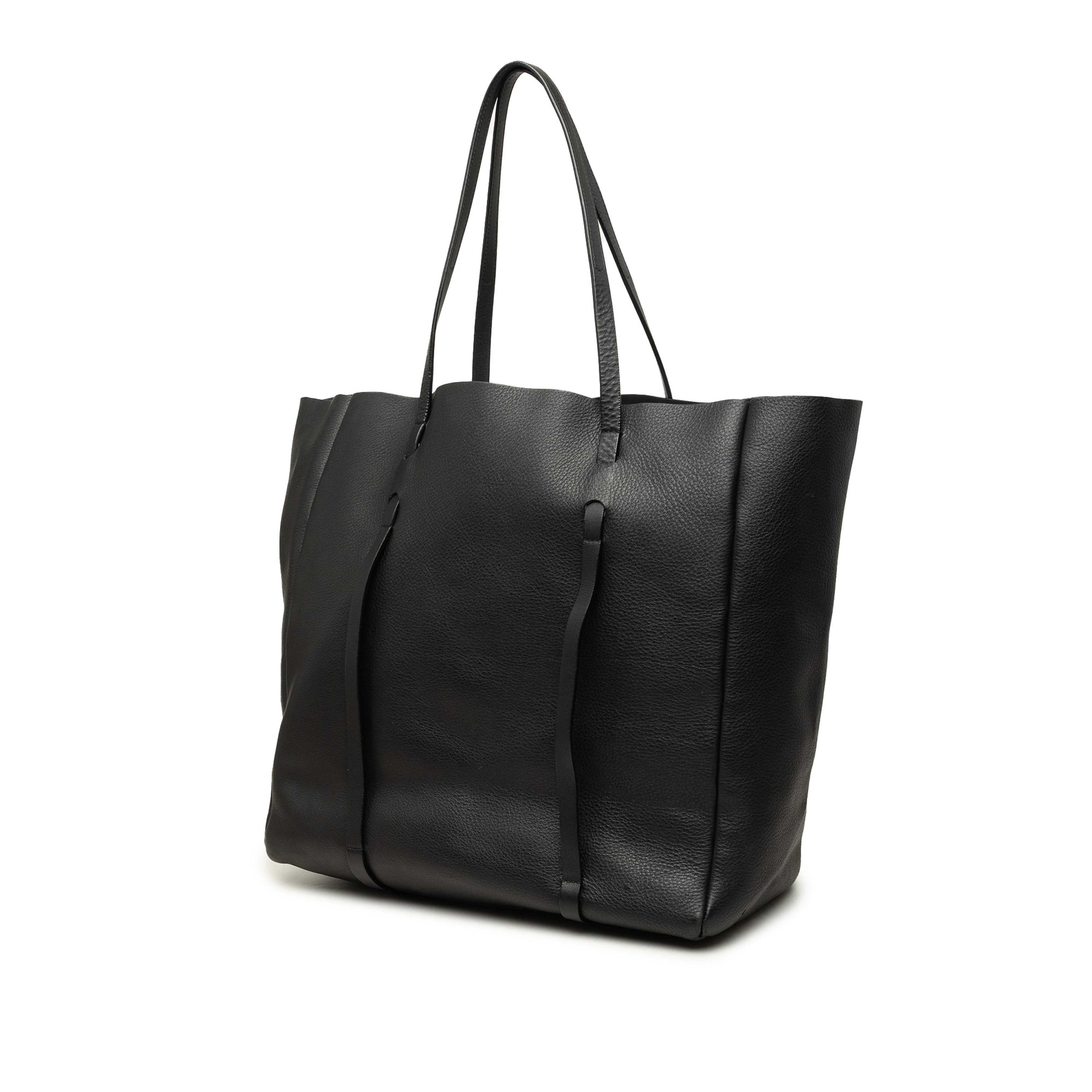 Balenciaga Leather Everyday Tote M, från Luxclusif, i färgen grå. Klicka för att öppna bilden i stort format