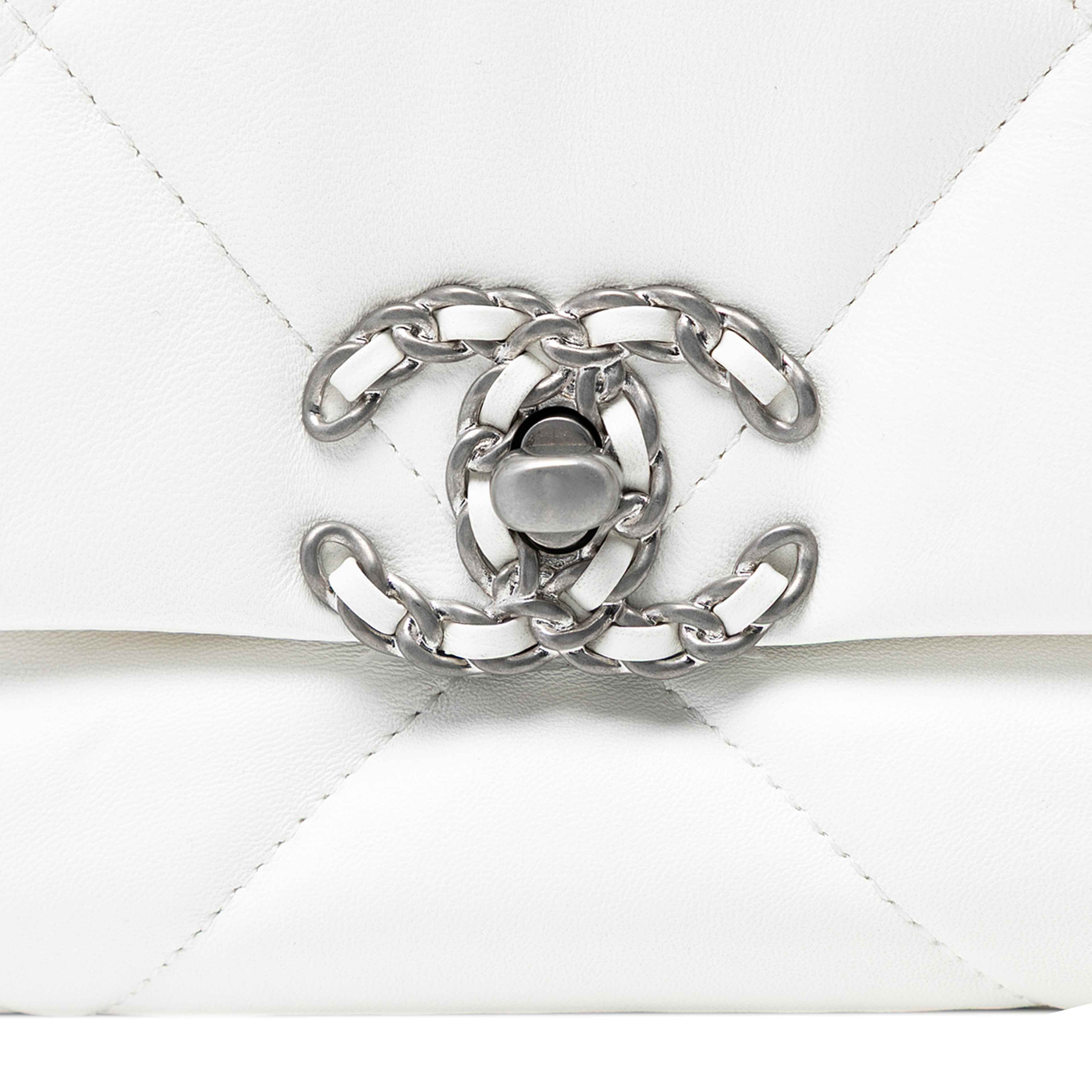 Chanel Medium Lambskin 19 Flap, från Luxclusif, i färgen white. Klicka för att öppna bilden i stort format