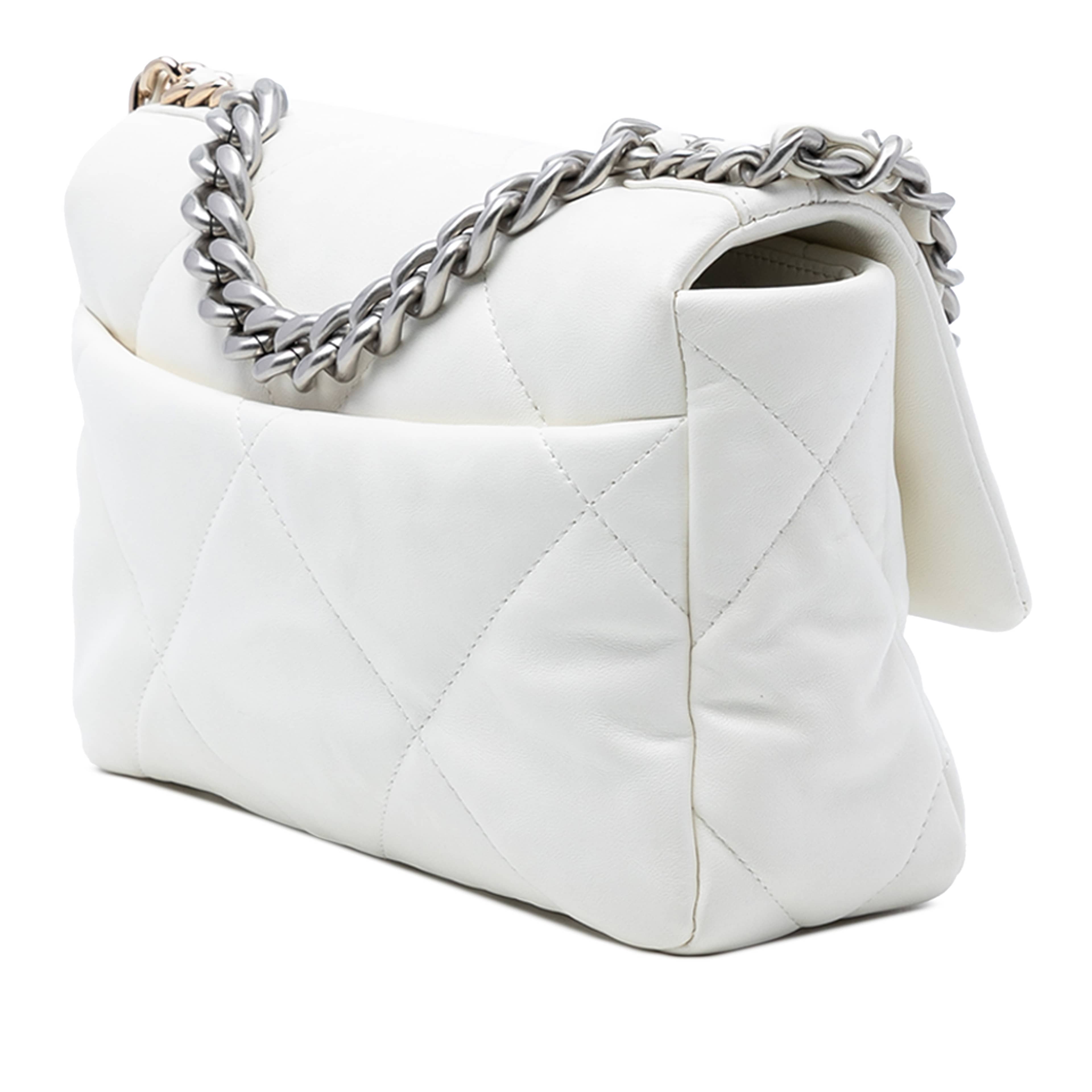 Chanel Medium Lambskin 19 Flap, från Luxclusif, i färgen white. Klicka för att öppna bilden i stort format
