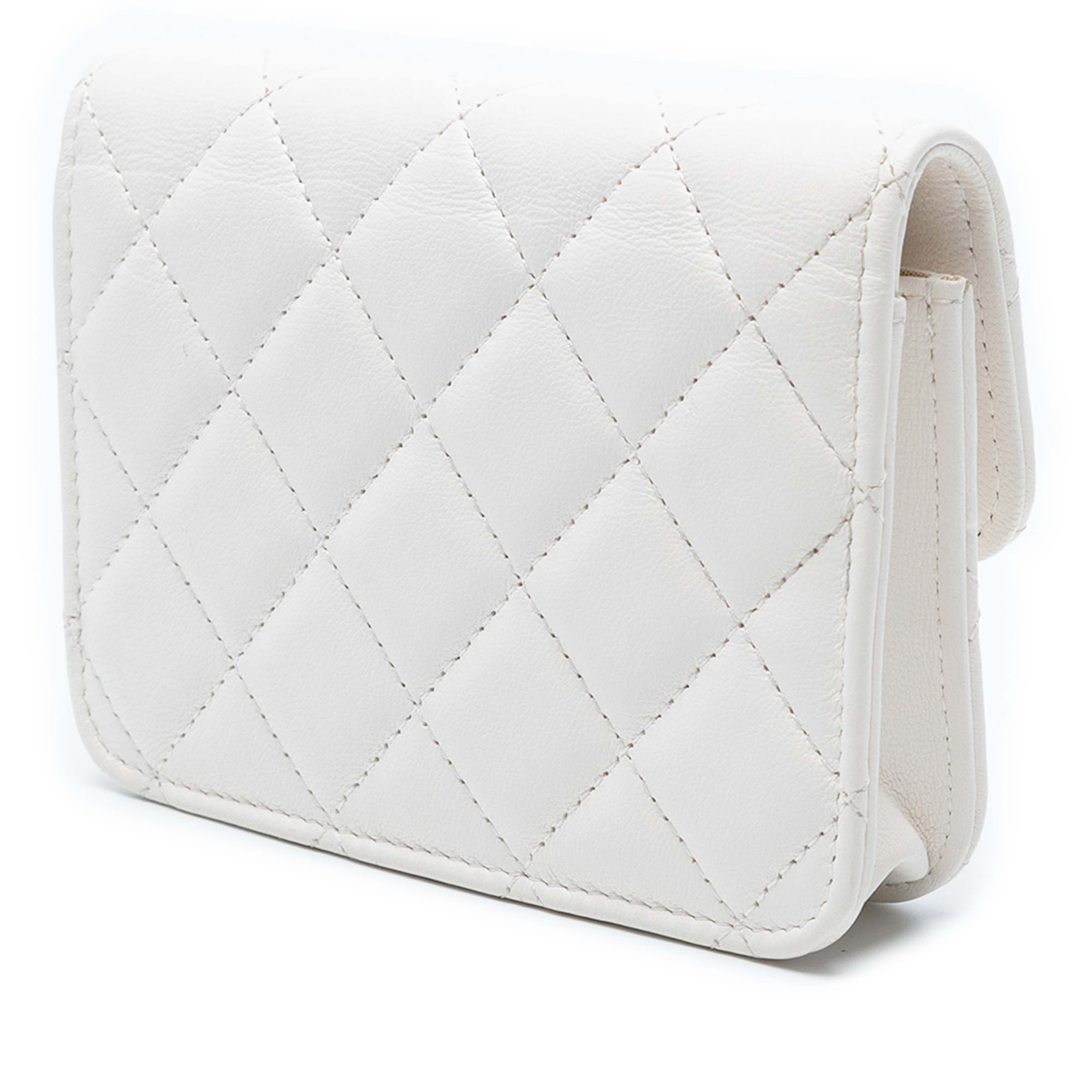 Chanel Mini Cc Quilted Lambskin Pearl Crush Pouch With Chain, från Luxclusif, i färgen white. Klicka för att öppna bilden i stort format
