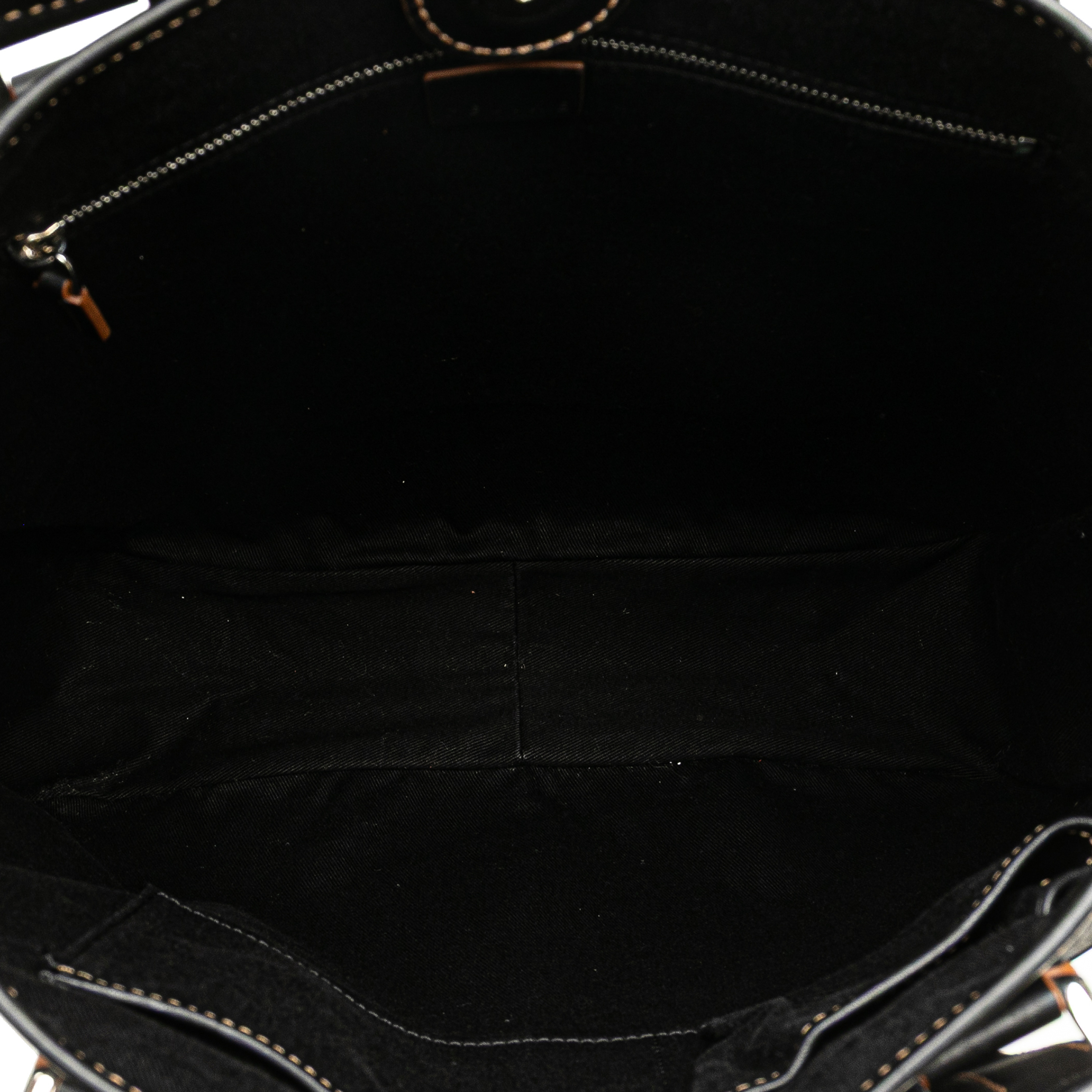 Celine Macadam Canvas Tote, från Luxclusif, i färgen black. Klicka för att öppna bilden i stort format