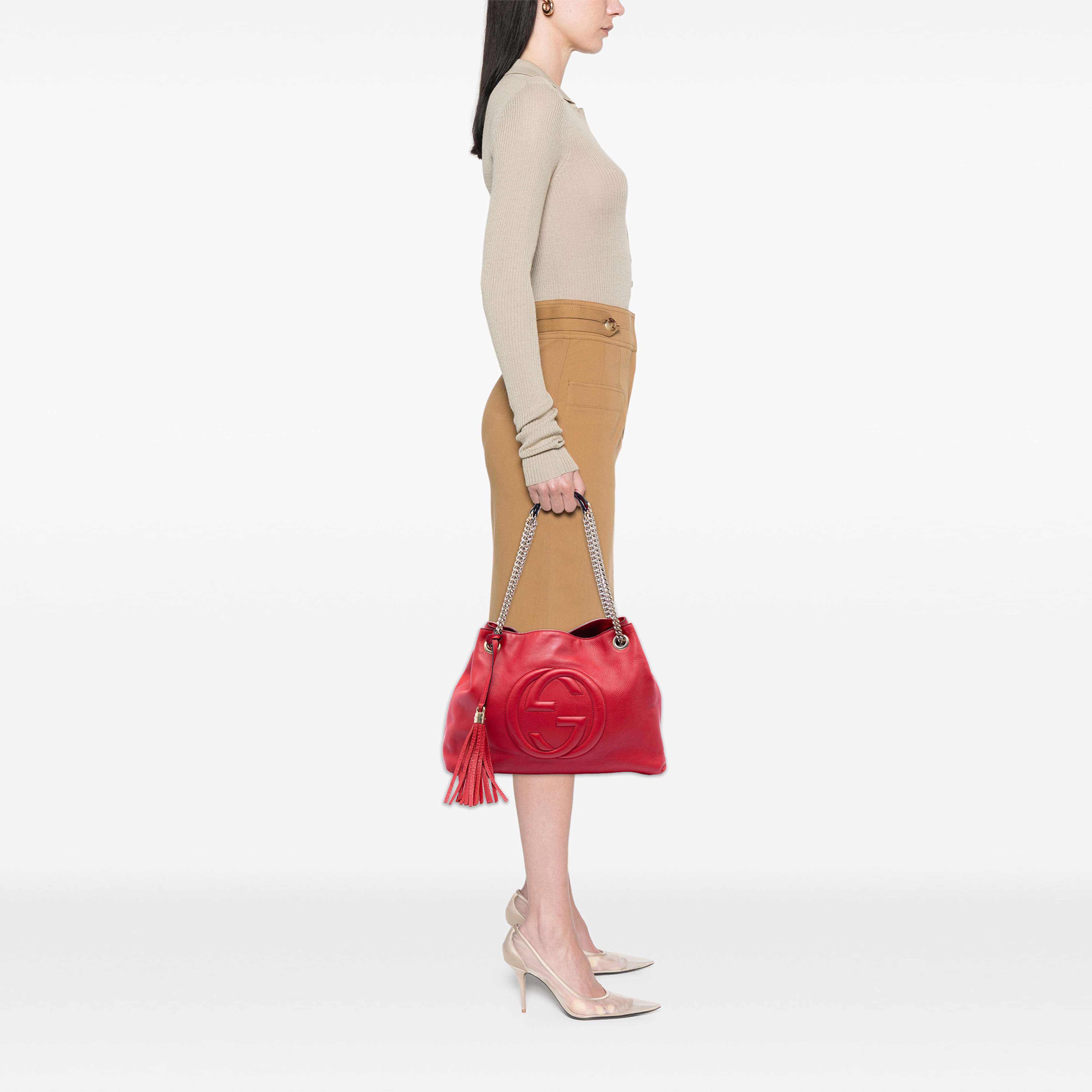 Gucci Medium Calfskin Soho Chain Tote, från Luxclusif, i färgen röd. Klicka för att öppna bilden i stort format