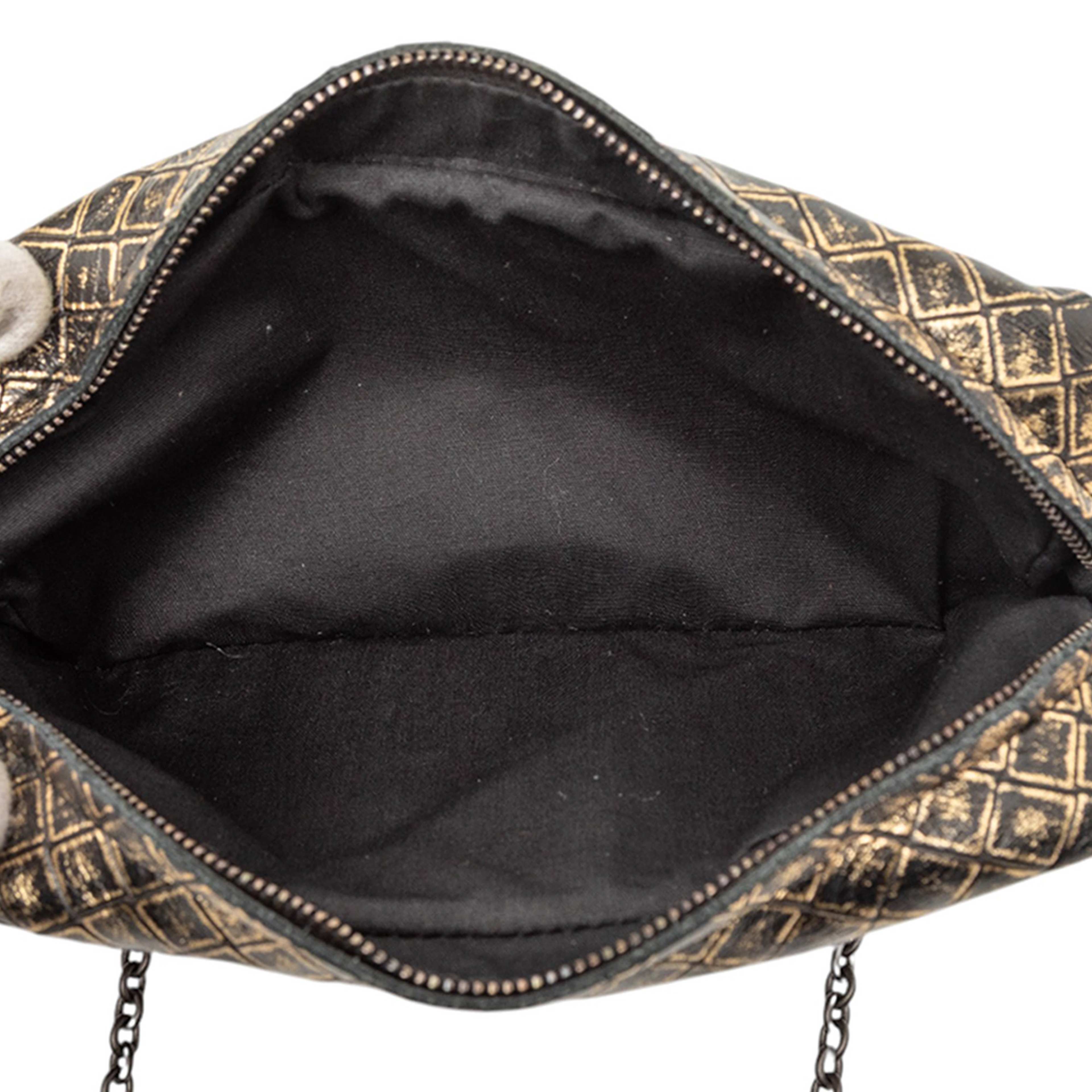 Bottega Veneta Metallic Calfskin Intrecciomirage Chain Flap Crossbody, från Luxclusif, i färgen gold. Klicka för att öppna bilden i stort format