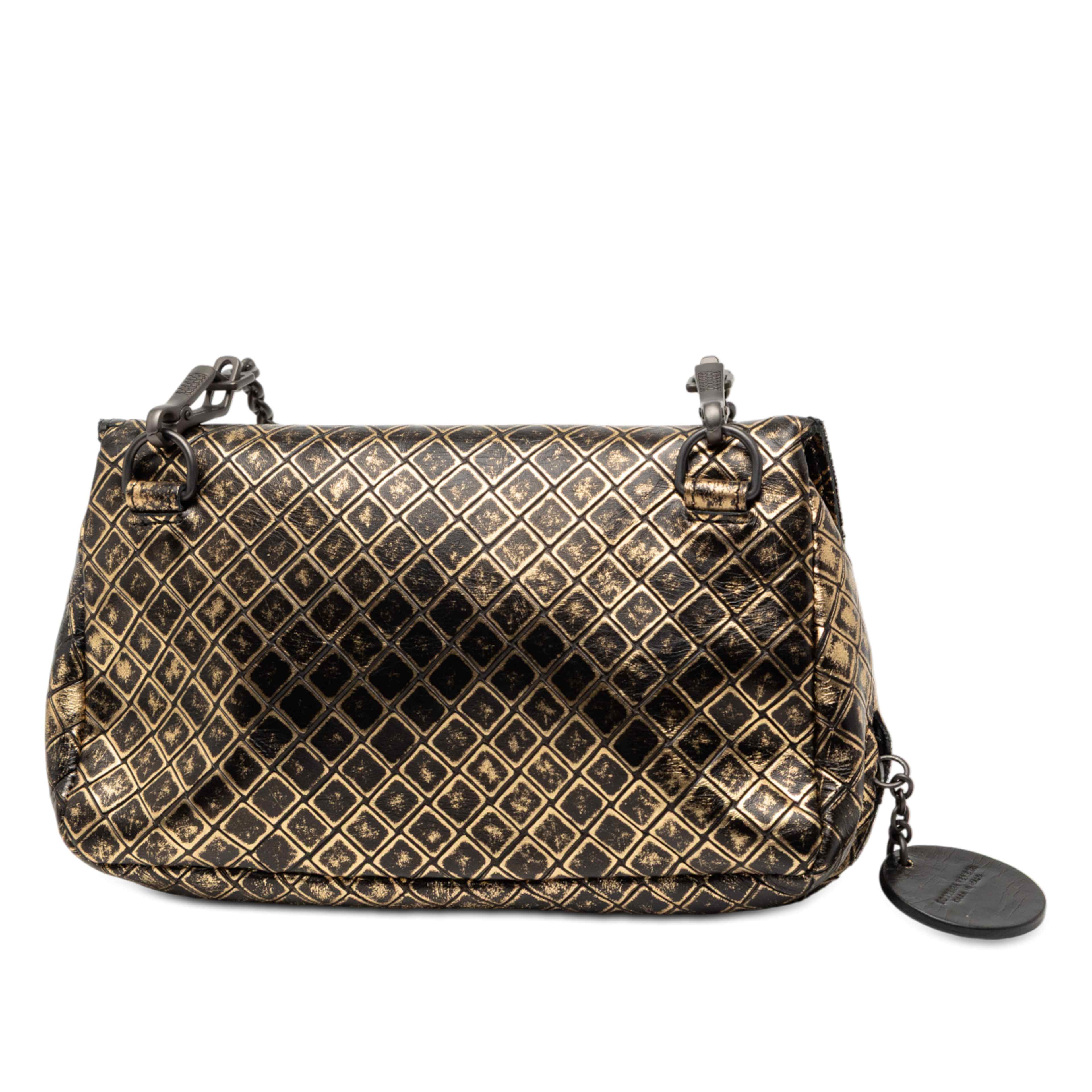 Bottega Veneta Metallic Calfskin Intrecciomirage Chain Flap Crossbody, från Luxclusif, i färgen gold. Klicka för att öppna bilden i stort format