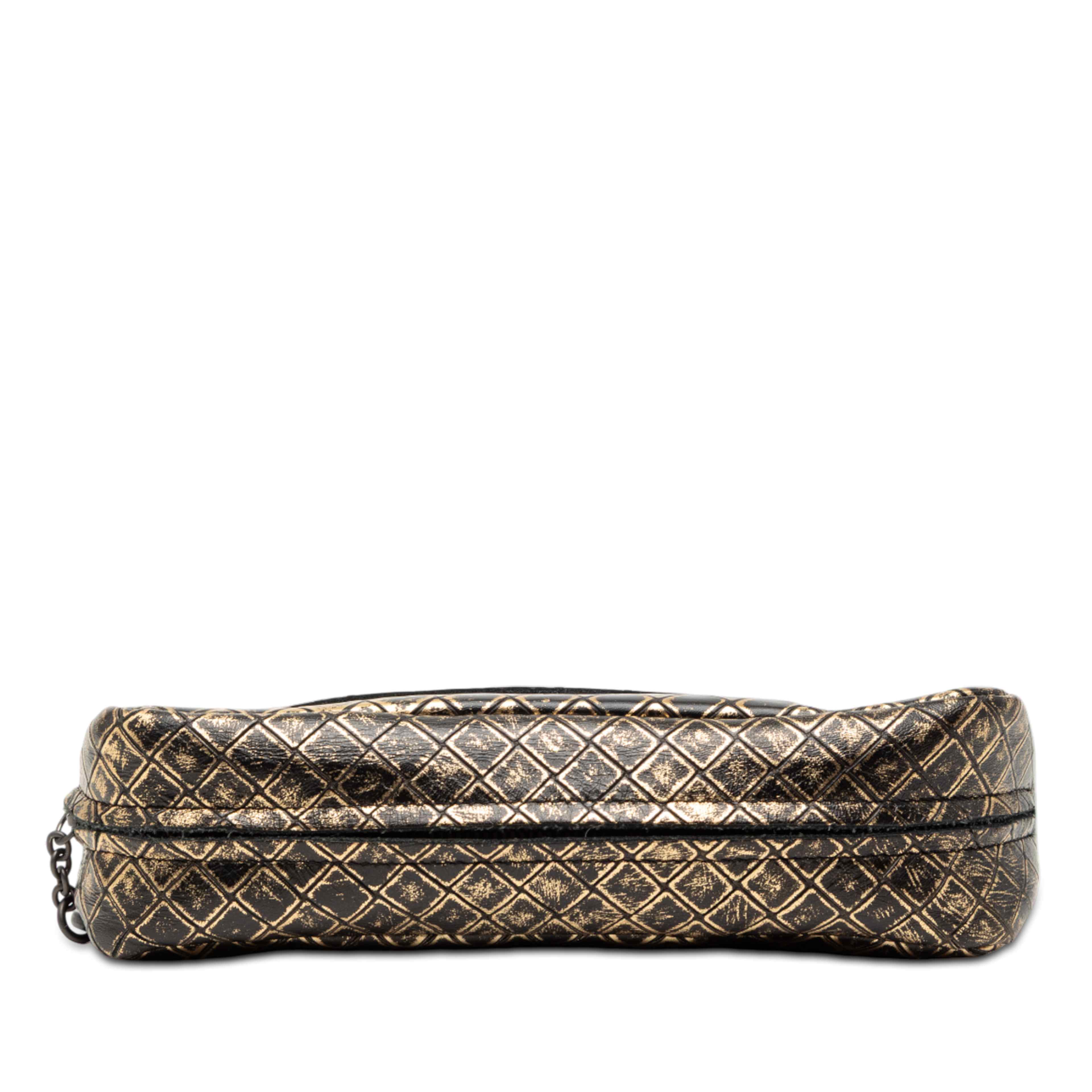 Bottega Veneta Metallic Calfskin Intrecciomirage Chain Flap Crossbody, från Luxclusif, i färgen guld. Klicka för att öppna bilden i stort format