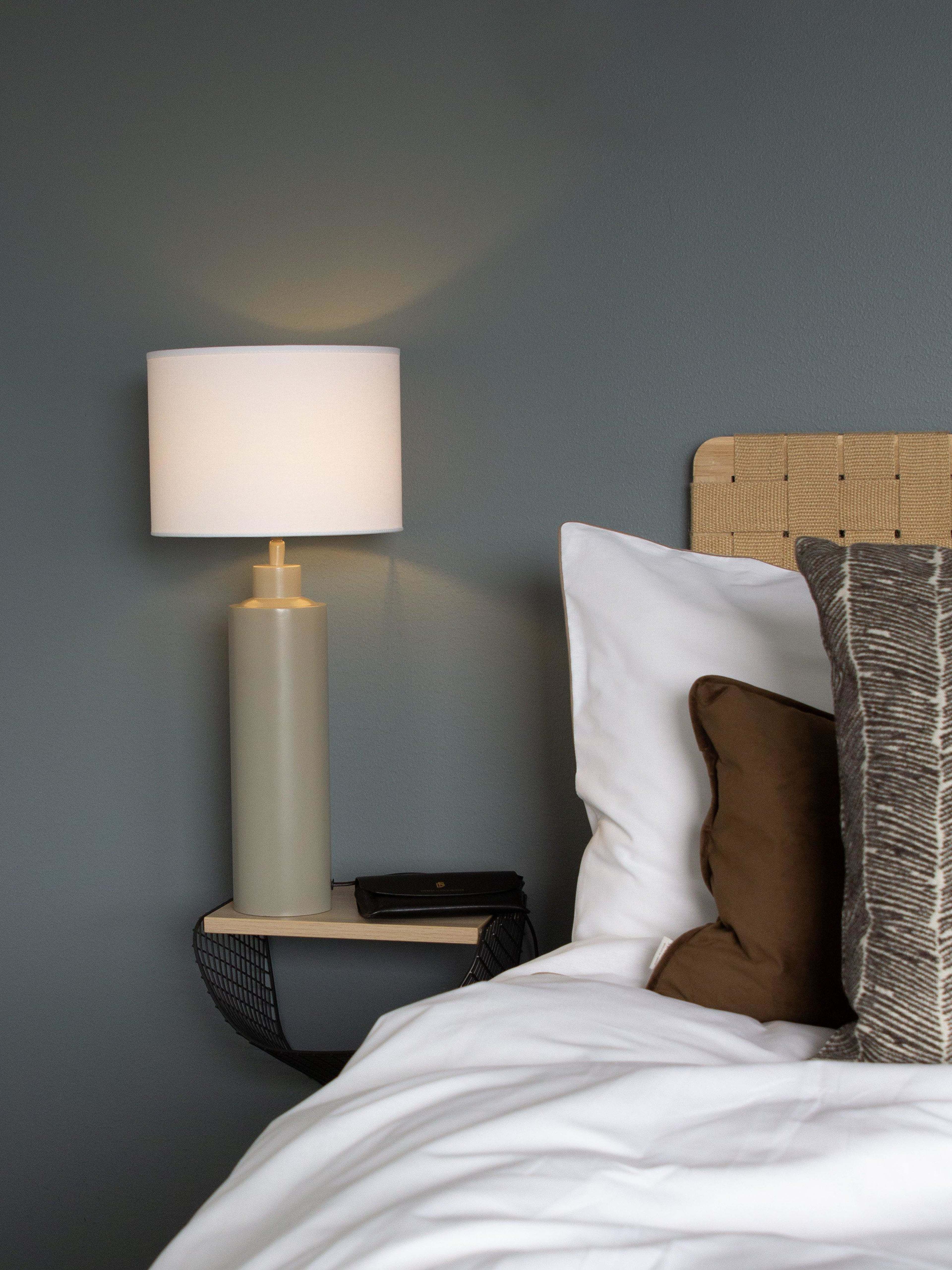 Solo Bordslampa, från PR Home, i färgen beige. Klicka för att öppna bilden i stort format