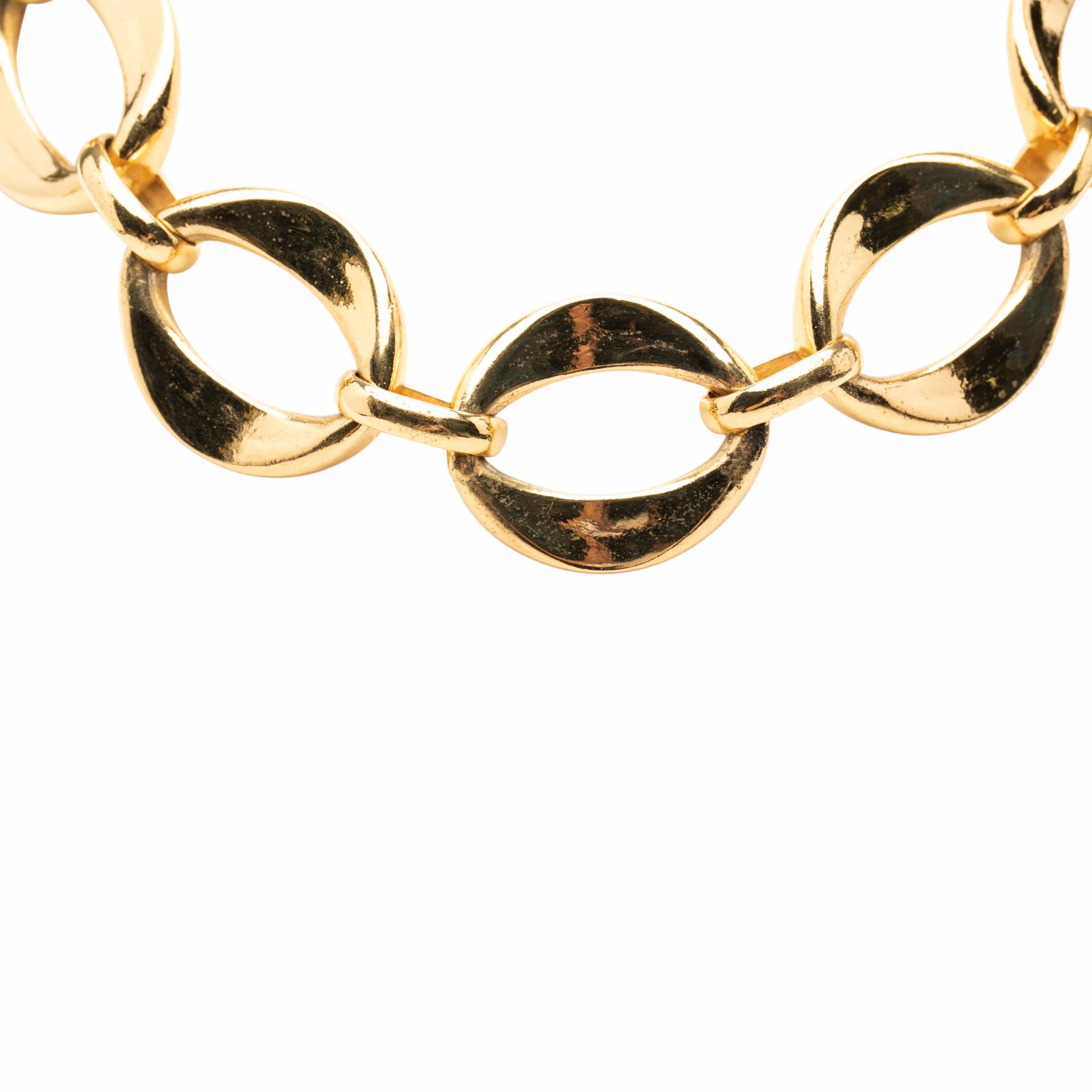 Chanel Gold Plated Oval Chain Link Choker Necklace, från Luxclusif, i färgen gold. Klicka för att öppna bilden i stort format