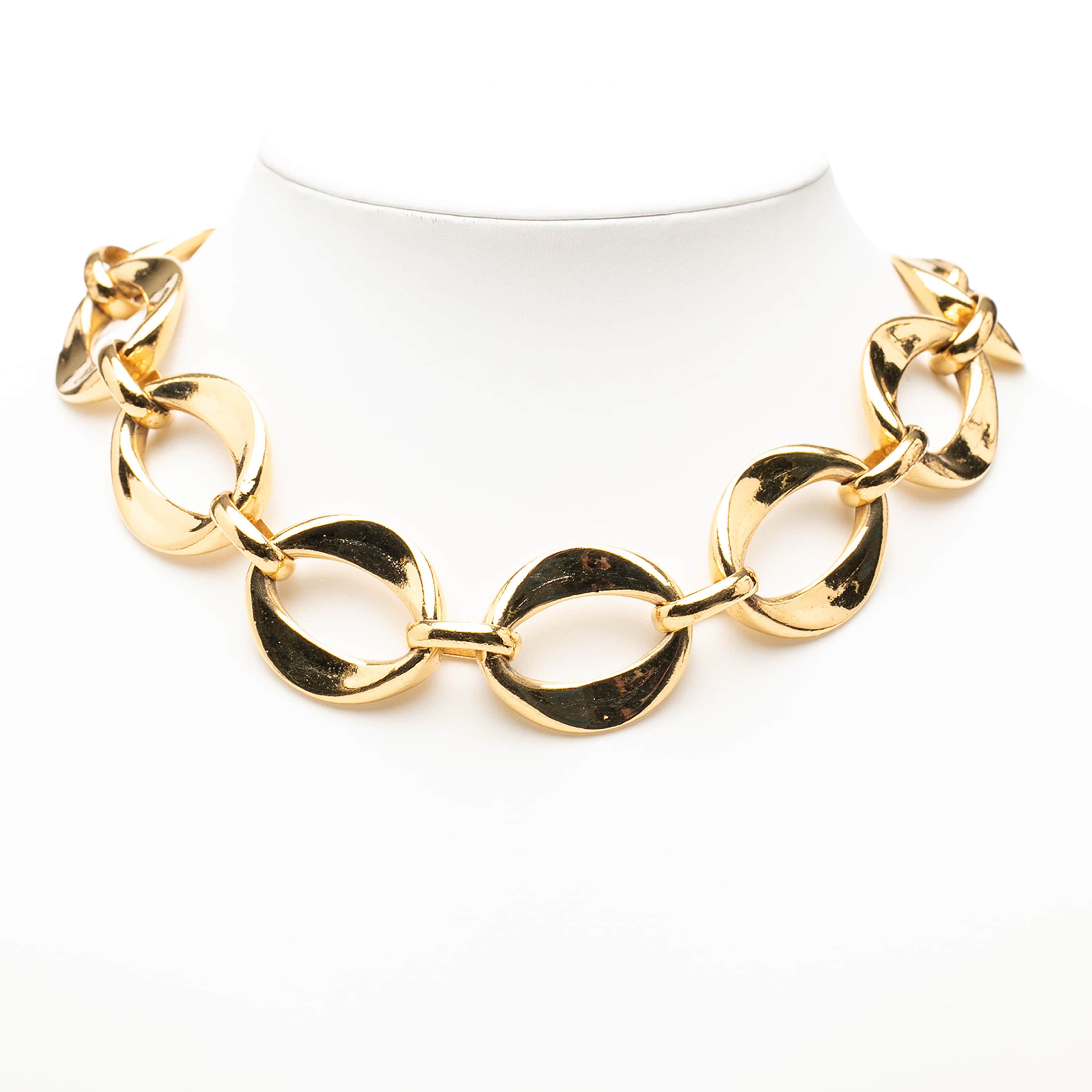 Chanel Gold Plated Oval Chain Link Choker Necklace, från Luxclusif, i färgen gold. Klicka för att öppna bilden i stort format