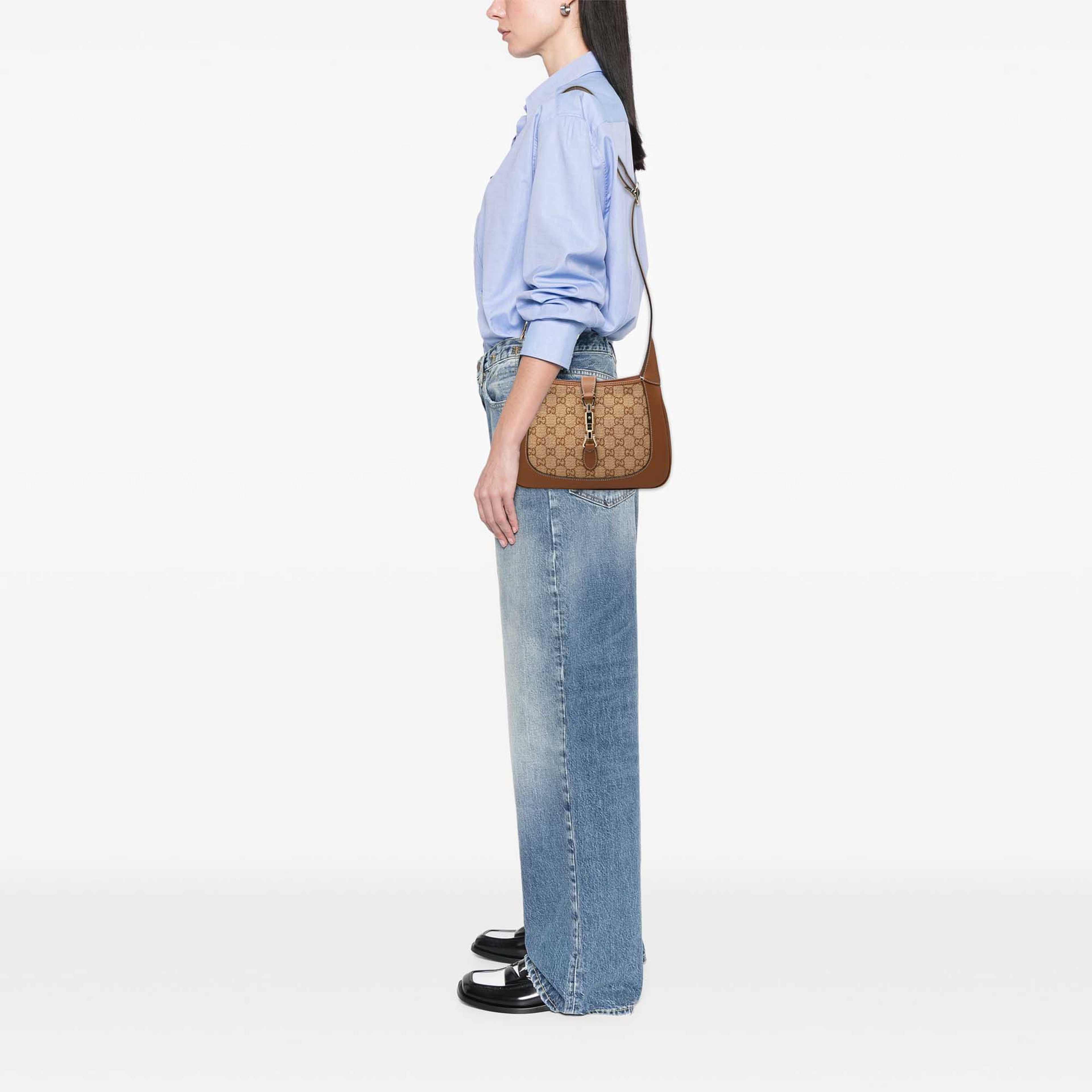 Gucci Medium Gg Raffia Jackie 1961 Crossbody, från Luxclusif, i färgen beige. Klicka för att öppna bilden i stort format