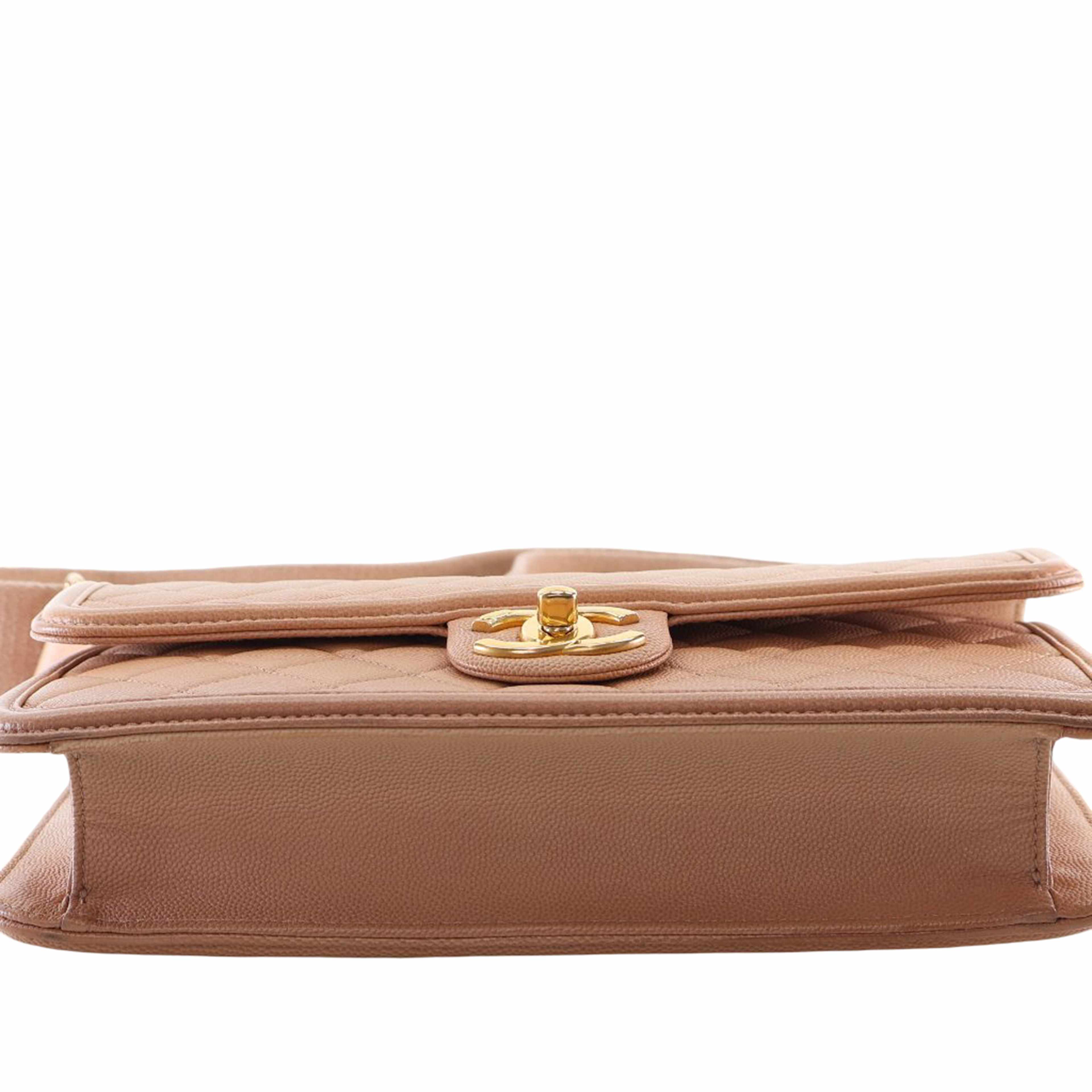 Chanel Medium Quilted Caviar Sunset On The Sea Flap, från Luxclusif, i färgen beige. Klicka för att öppna bilden i stort format