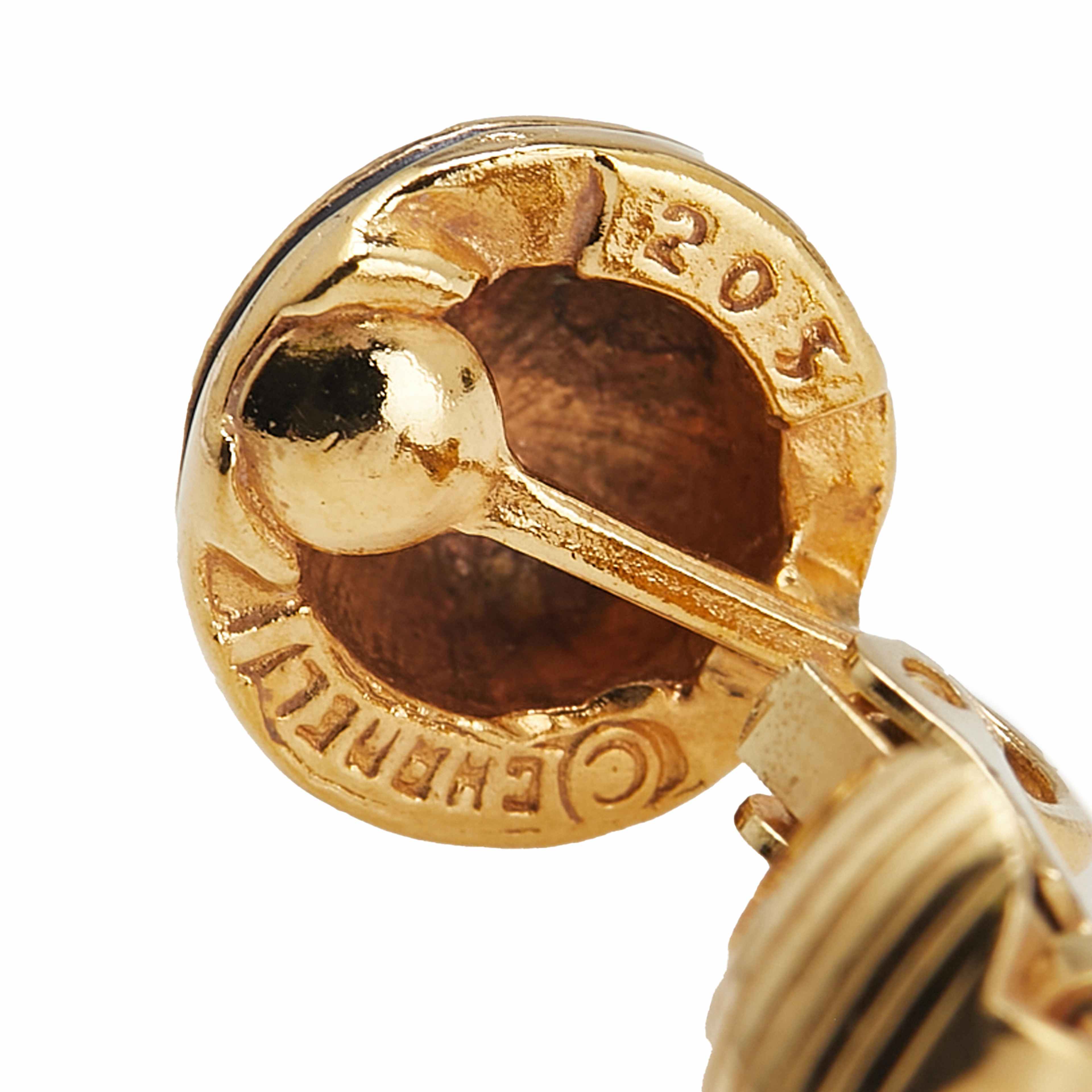 Chanel Gold Plated Cc Button Clip On Earrings, från Luxclusif, i färgen gold. Klicka för att öppna bilden i stort format