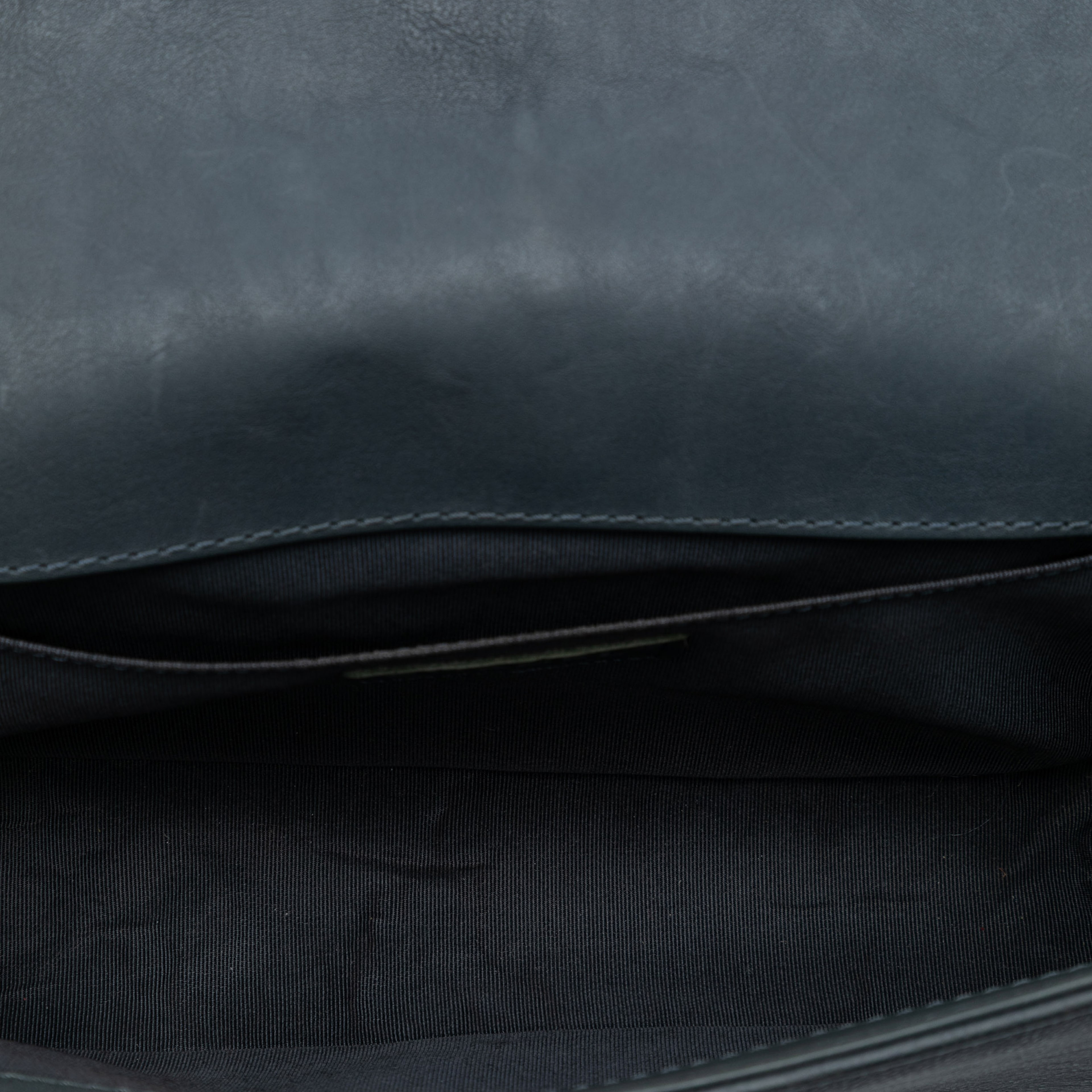 Chanel Paris Dallas Old Medium Quilted Calfskin Cowboy Boy Flap, från Luxclusif, i färgen gray. Klicka för att öppna bilden i stort format