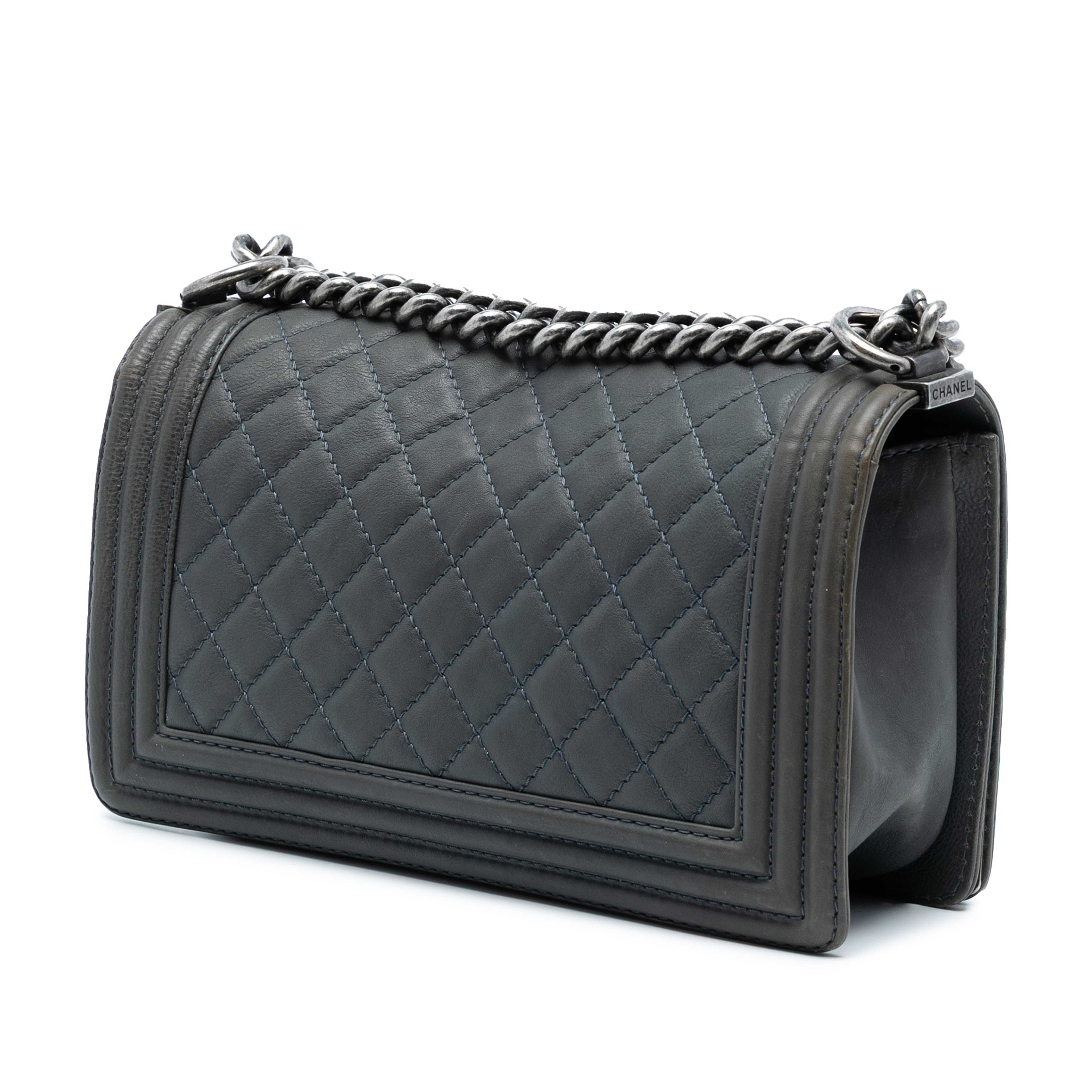 Chanel Paris Dallas Old Medium Quilted Calfskin Cowboy Boy Flap, från Luxclusif, i färgen grå. Klicka för att öppna bilden i stort format
