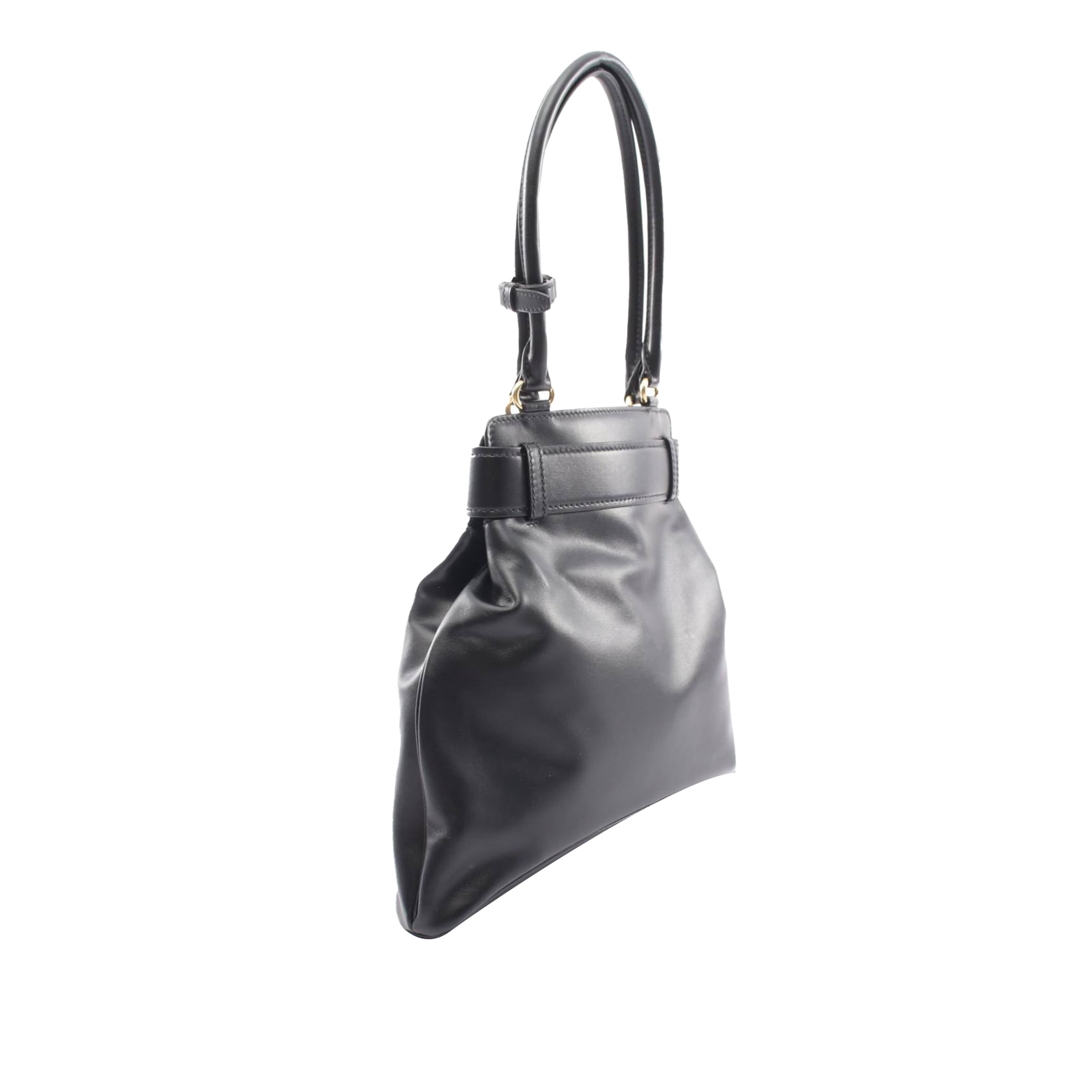 Prada Calfskin Etude Softy, från Luxclusif, i färgen svart. Klicka för att öppna bilden i stort format