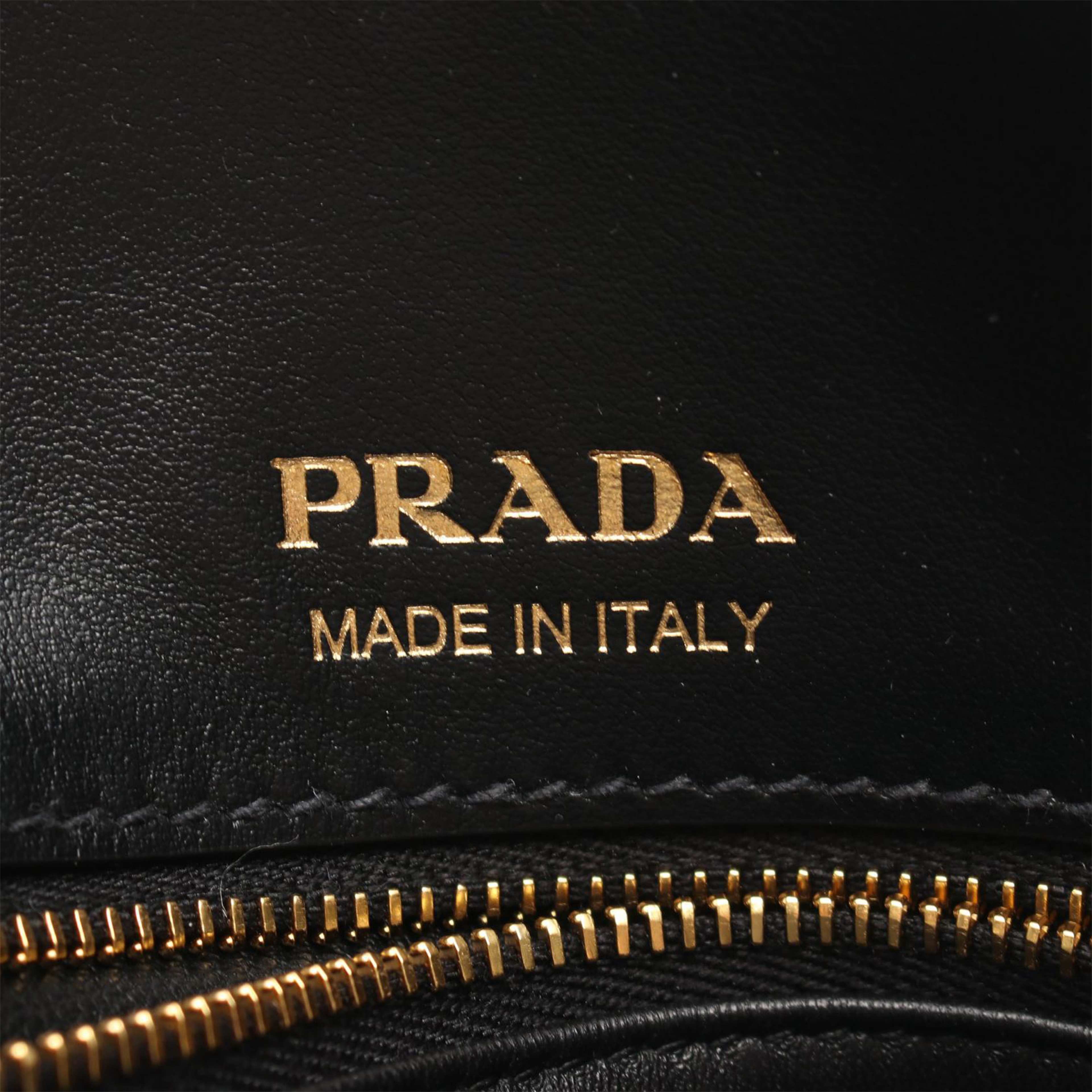 Prada Calfskin Etude Softy, från Luxclusif, i färgen svart. Klicka för att öppna bilden i stort format