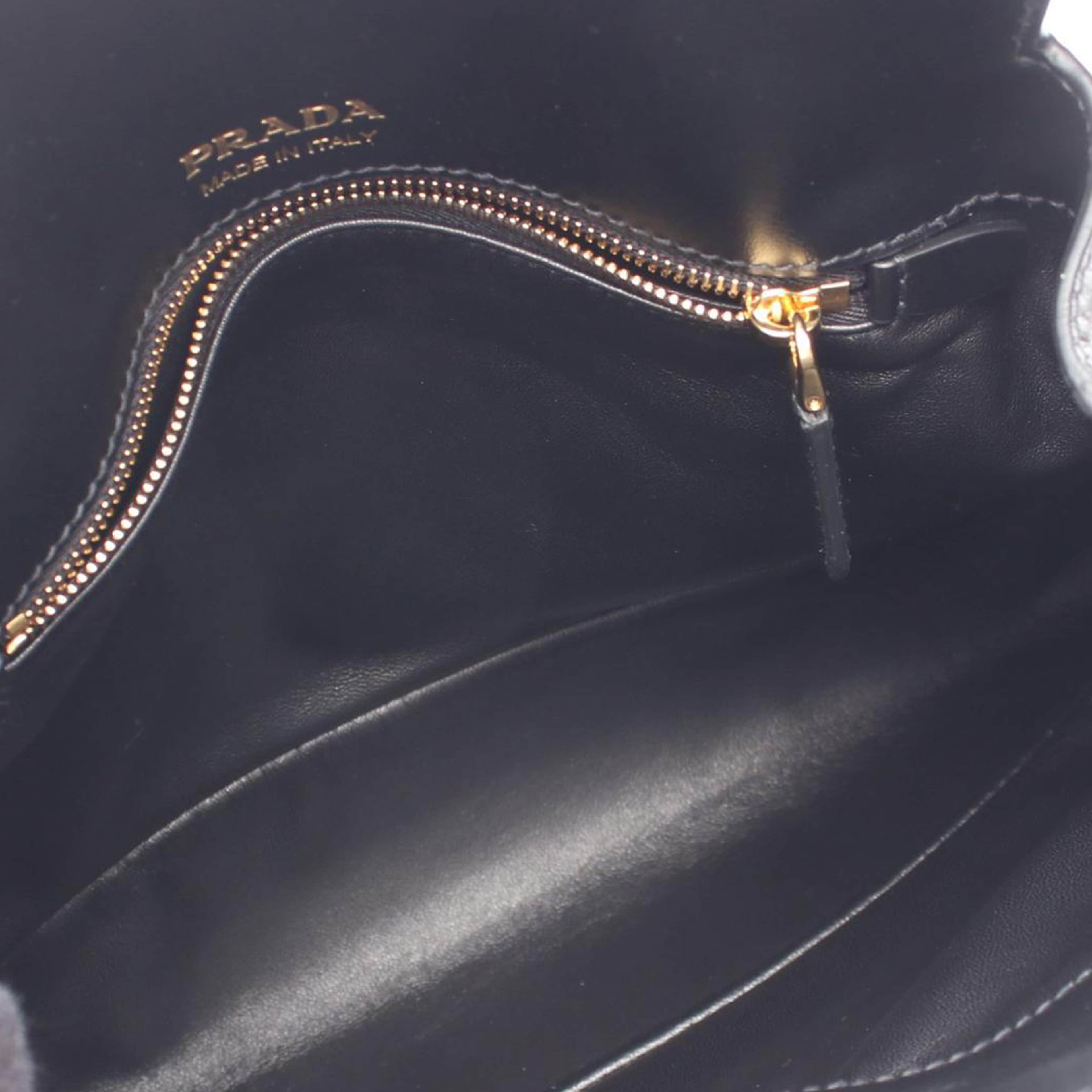 Prada Calfskin Etude Softy, från Luxclusif, i färgen svart. Klicka för att öppna bilden i stort format