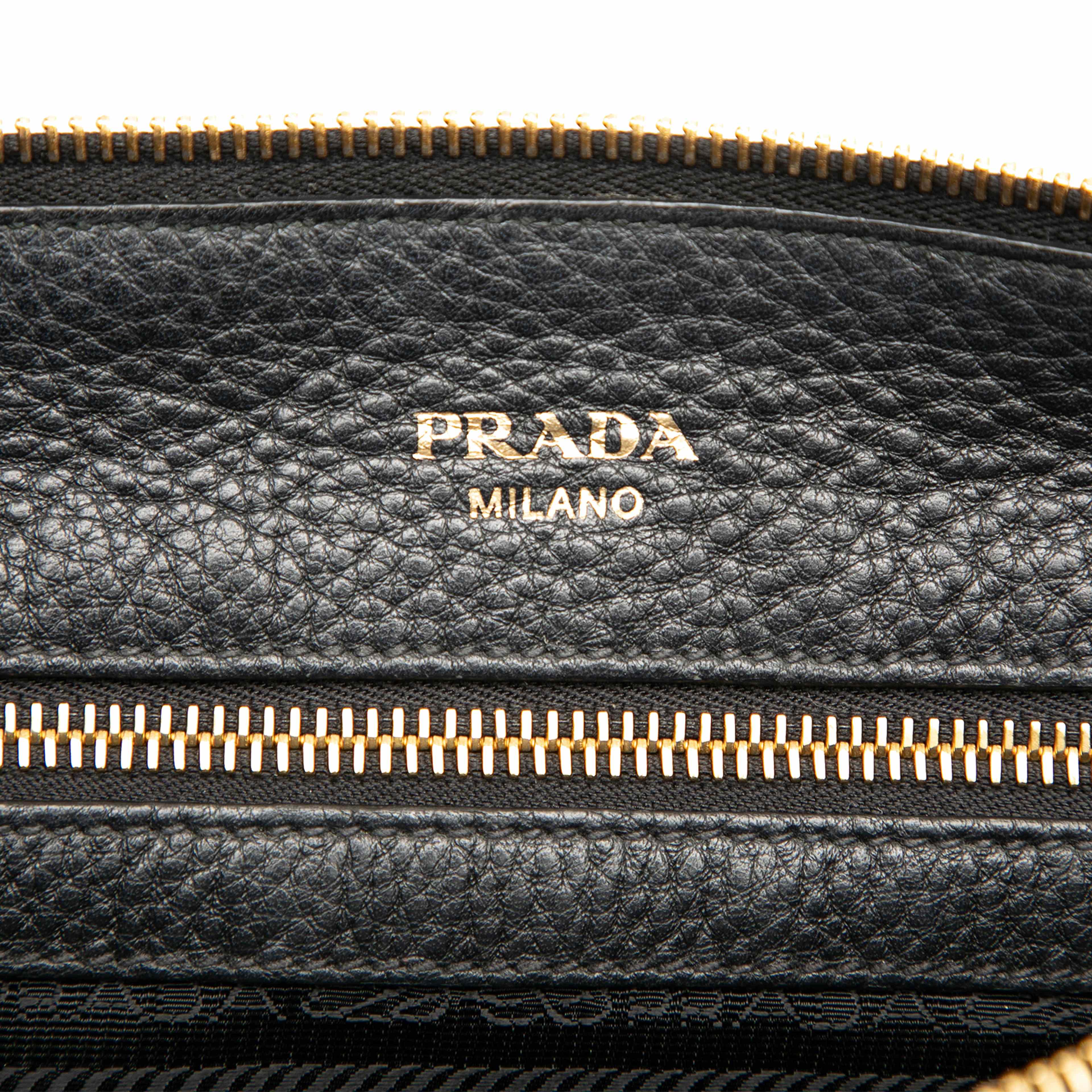 Prada Vitello Daino Zip Top Satchel, från Luxclusif, i färgen black. Klicka för att öppna bilden i stort format
