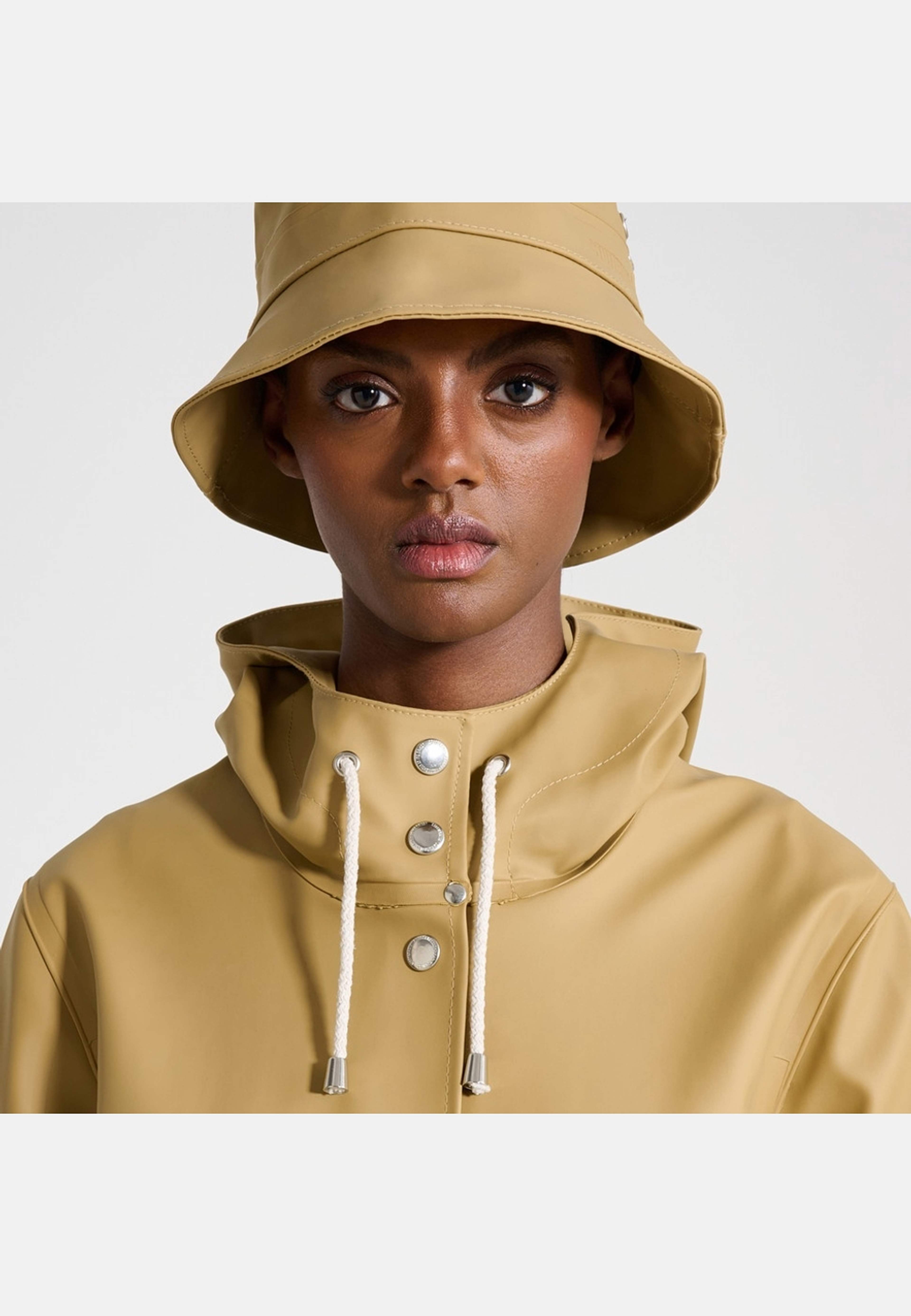 Beckholmen Bucket Hat, från Stutterheim, i färgen sand. Klicka för att öppna bilden i stort format